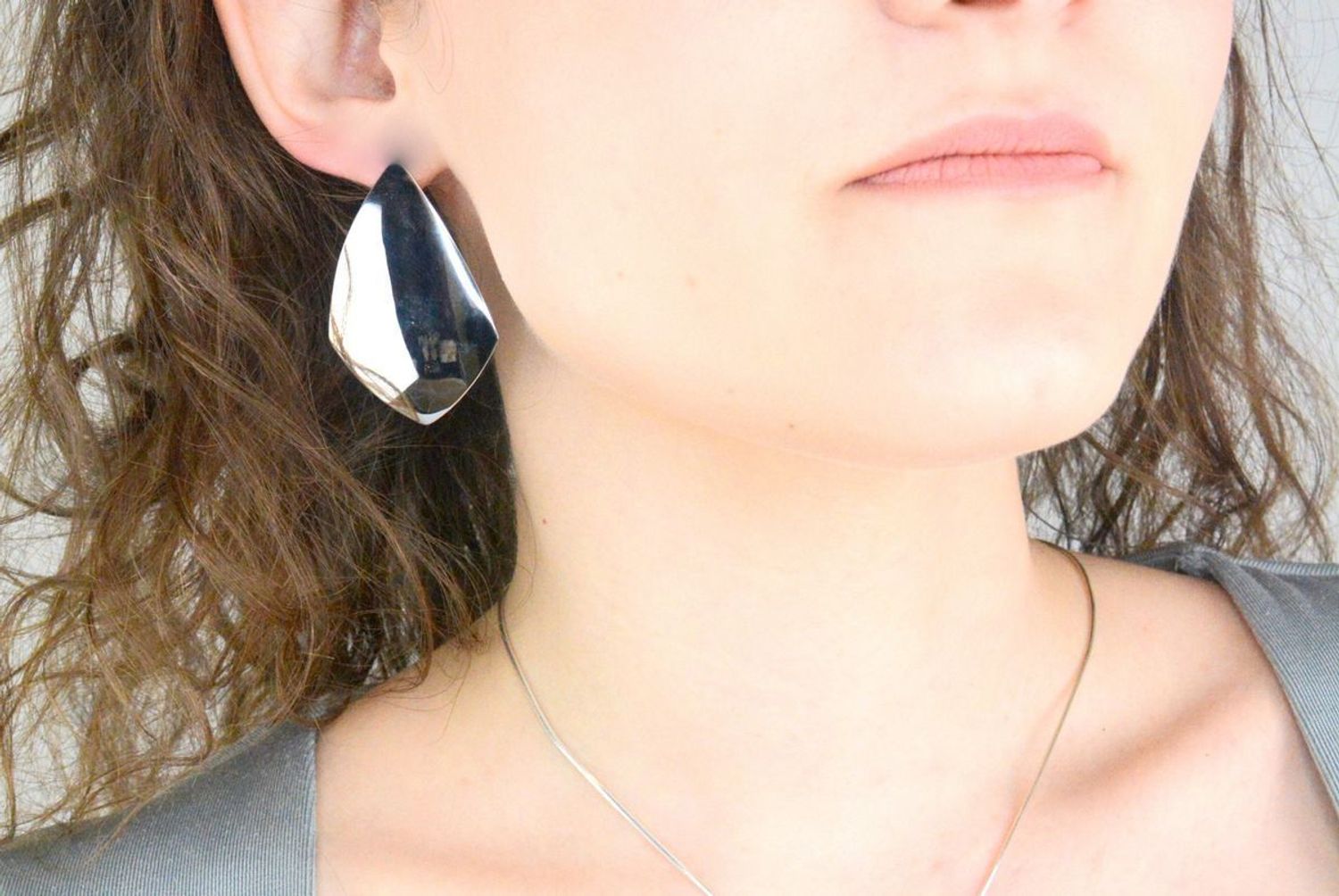 Kolczyki srebrne wiszące duże romby pr 925, DIA-KLC-12220-925 Srebrne kolczyki zostały wykonane z najwyższej jakości srebra próby 925. Idealny prezent dla każdej kobiety. Srebrne kolczyki1.jpg