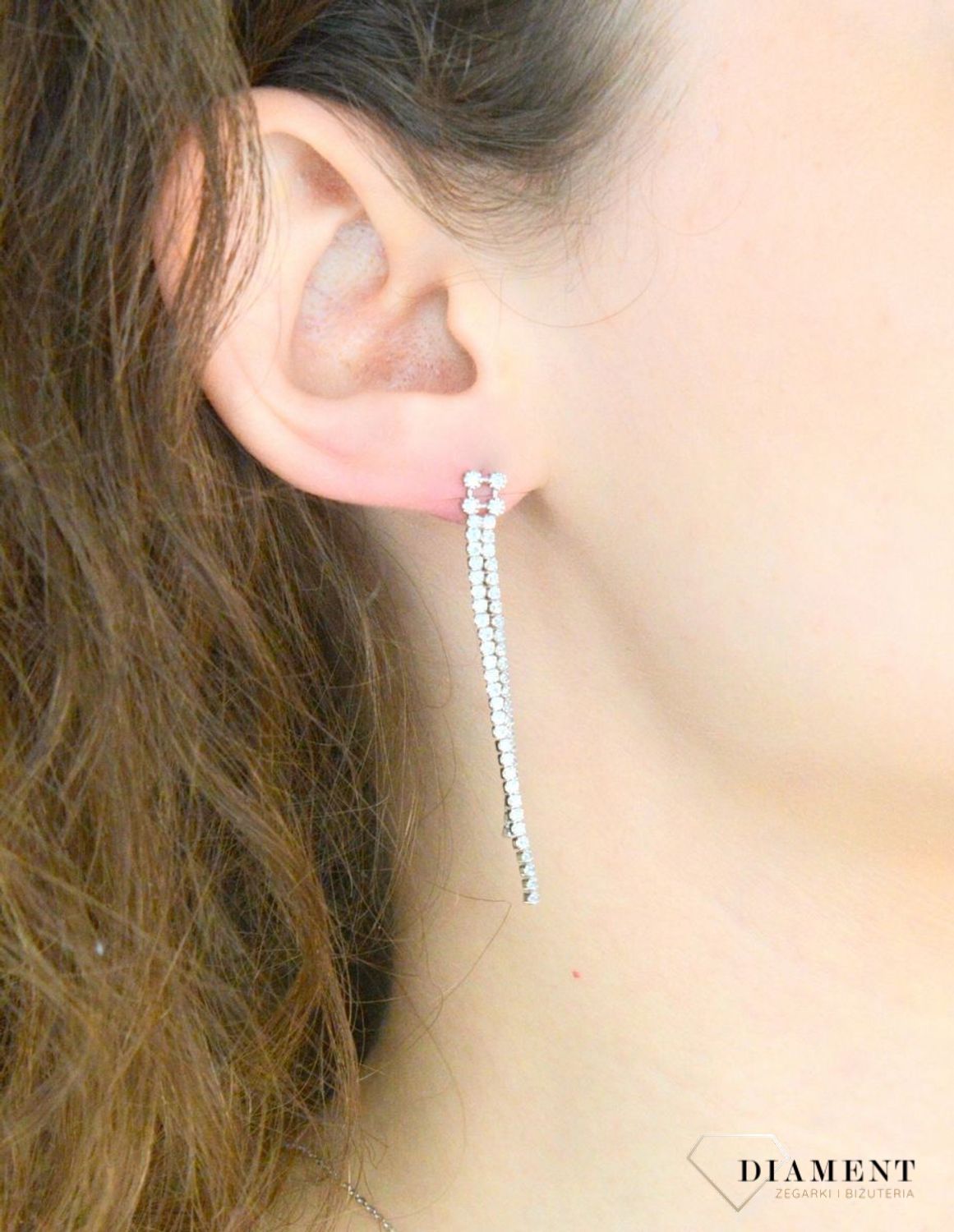 Kolczyki srebrne wiszące z cyrkoniami pr 925, DIA-KLC-12223-925 Srebrne kolczyki zostały wykonane z najwyższej jakości srebra próby 925, ozdobione białą cyrkonią. Idealny prezent dla każdej kobiety1.jpg