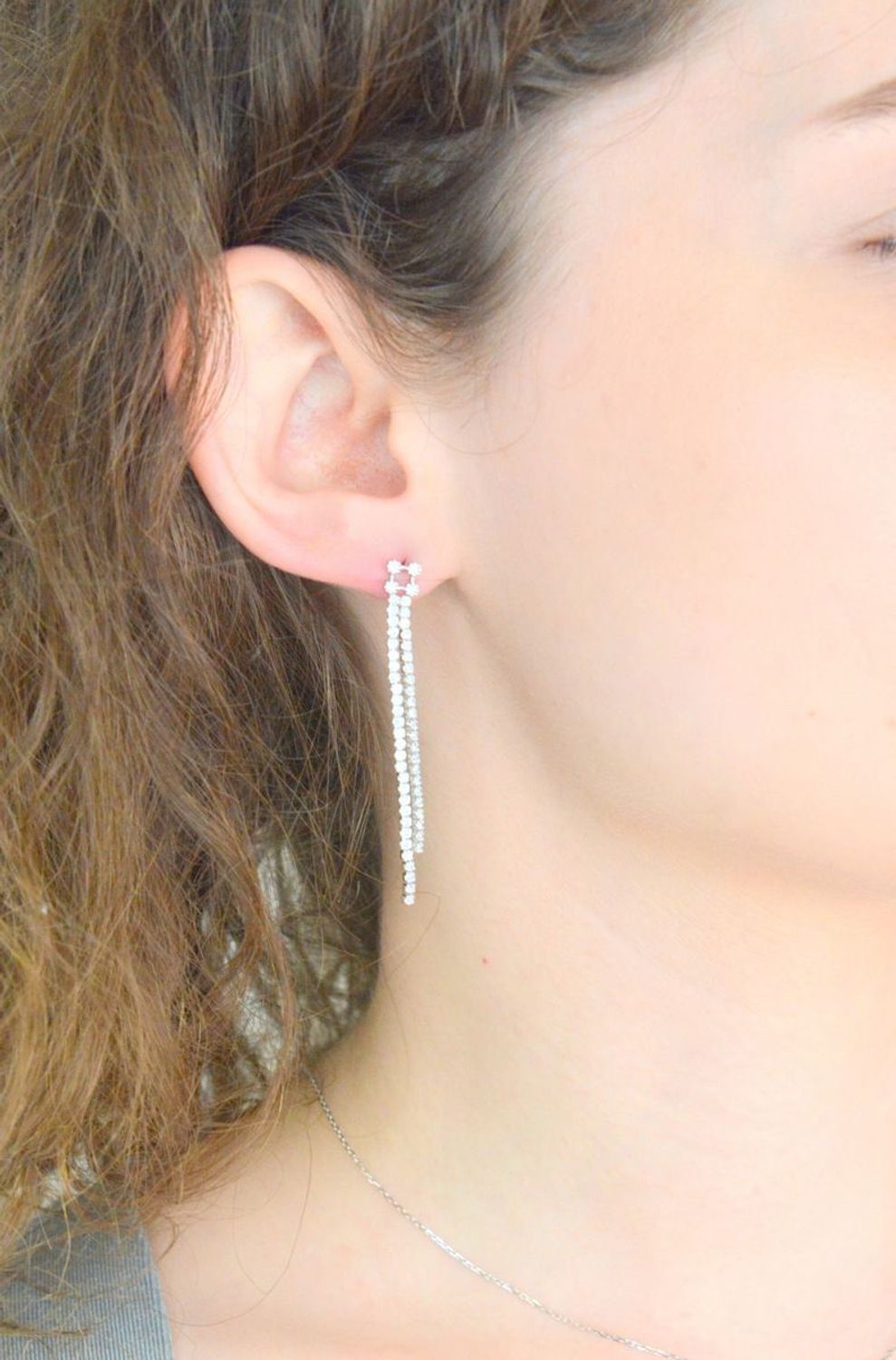 Kolczyki srebrne wiszące z cyrkoniami pr 925, DIA-KLC-12223-925 Srebrne kolczyki zostały wykonane z najwyższej jakości srebra próby 925, ozdobione białą cyrkonią. Idealny prezent dla każdej kobiety1.jpg