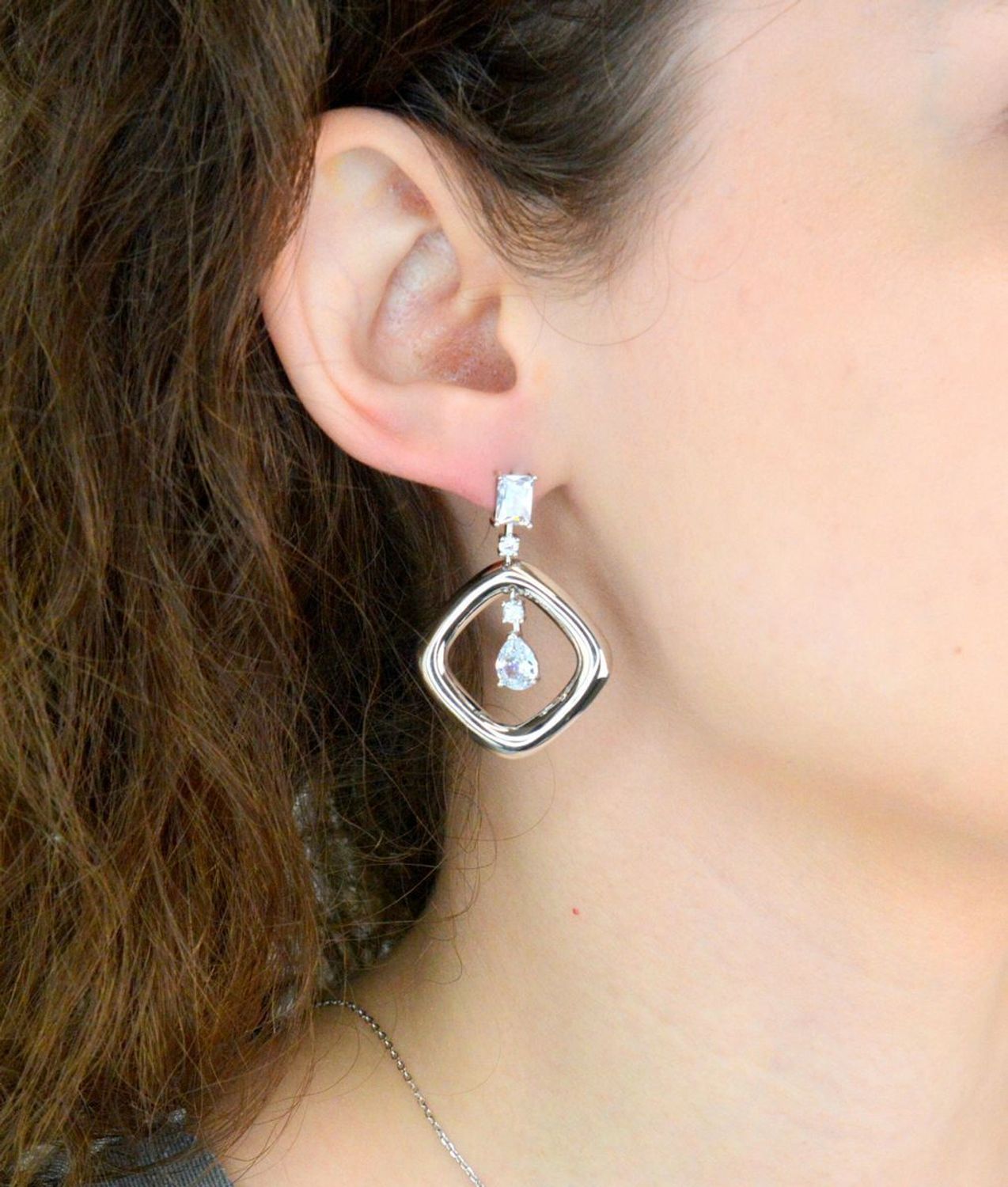 Kolczyki srebrne wiszące pr 925, DIA-KLC-12224-925 Srebrne kolczyki zostały wykonane z najwyższej jakości srebra próby 925. Idealny prezent dla każdej kobiety.1.jpg