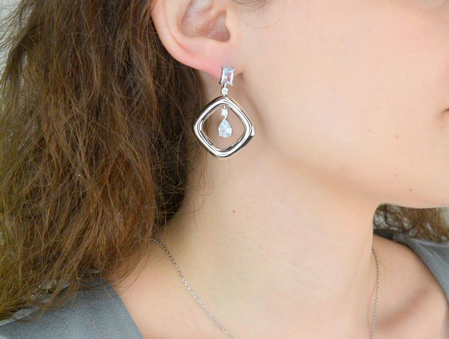 Kolczyki srebrne wiszące pr 925, DIA-KLC-12224-925 Srebrne kolczyki zostały wykonane z najwyższej jakości srebra próby 925. Idealny prezent dla każdej kobiety.1.jpg