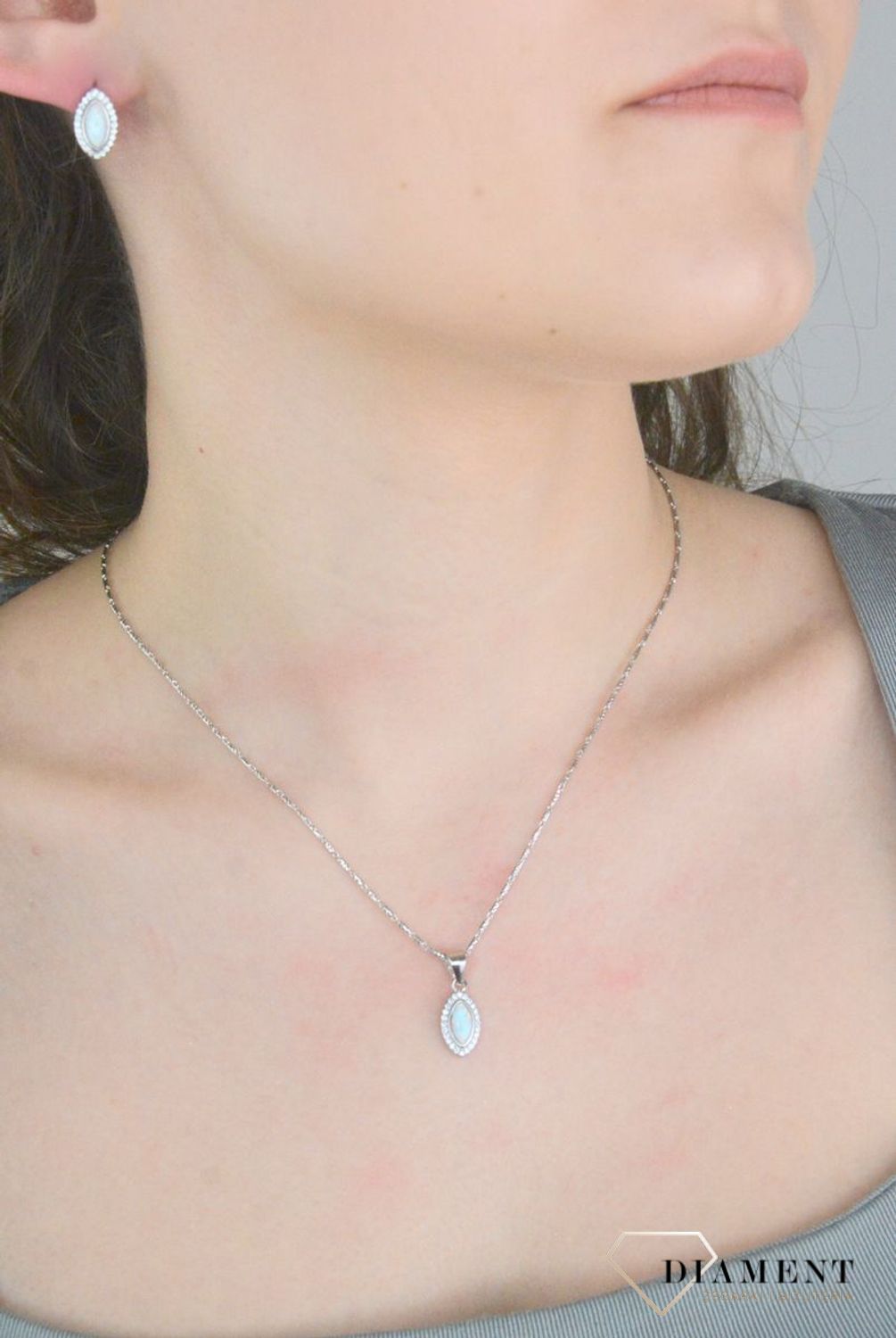 Srebrne kolczyki damskie 925 angielskie z opalem i cyrkoniami DIA-KLC-12227-925. Srebrne kolczyki damskie. Kolczyki srebrne angielskie. Srebrne kolczyki z opalem. Kolczyki srebrne na prezent.1.jpg