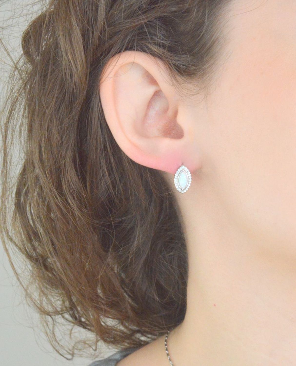 Srebrne kolczyki damskie 925 angielskie z opalem i cyrkoniami DIA-KLC-12227-925. Srebrne kolczyki damskie. Kolczyki srebrne angielskie. Srebrne kolczyki z opalem. Kolczyki srebrne na prezent.1.jpg