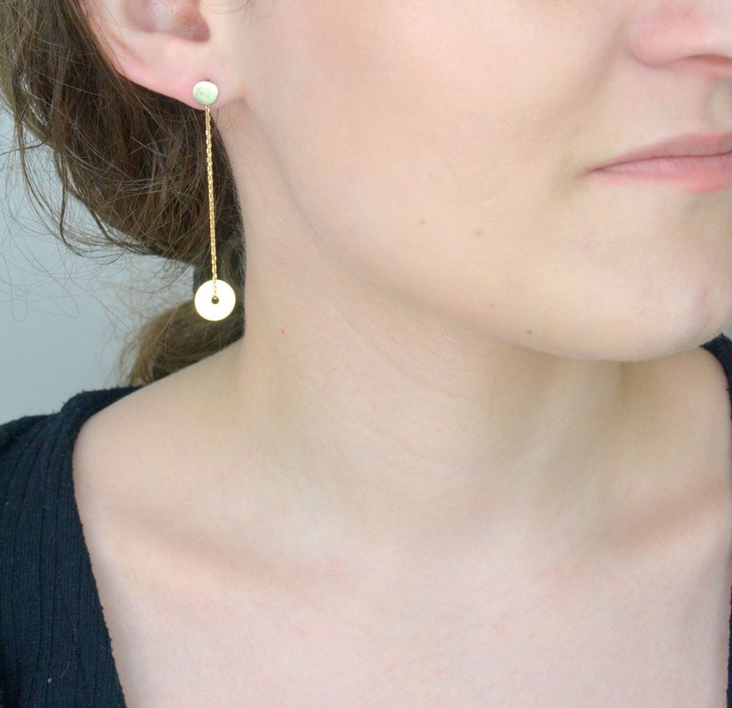 Kolczyki złote kółko z dziurką na łańcuszku złoto 585, DIA-KLC-1223-585. Złote kolczyki mają kształt dwóch kółeczek, które po założeniu na ucho optycznie wydłużają ucho. Kolor ten idealnie1.jpg