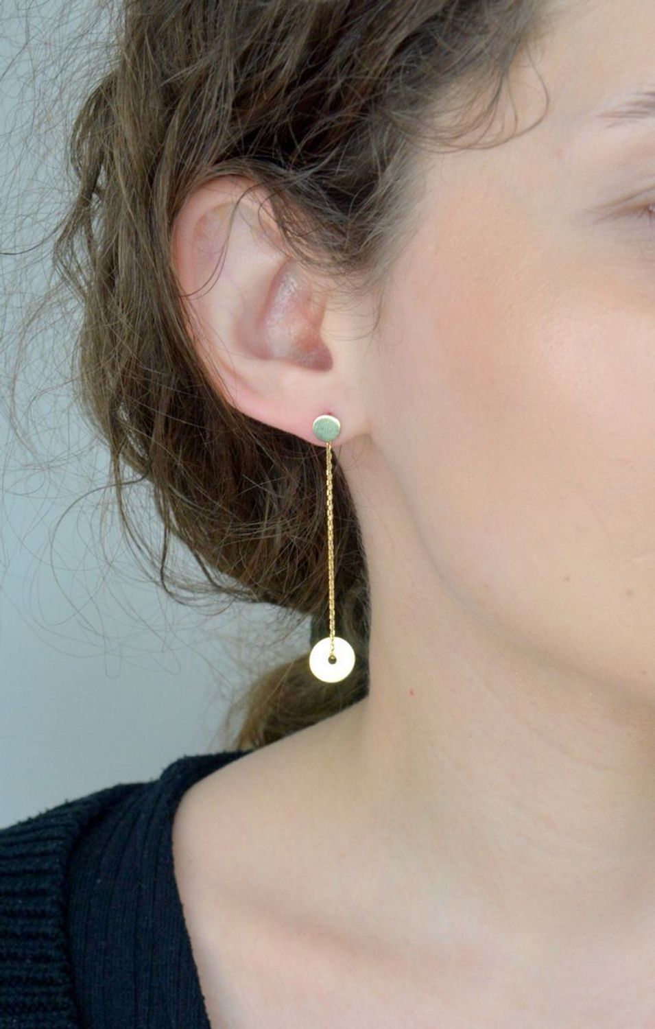 Kolczyki złote kółko z dziurką na łańcuszku złoto 585, DIA-KLC-1223-585. Złote kolczyki mają kształt dwóch kółeczek, które po założeniu na ucho optycznie wydłużają ucho. Kolor ten idealnie1.jpg