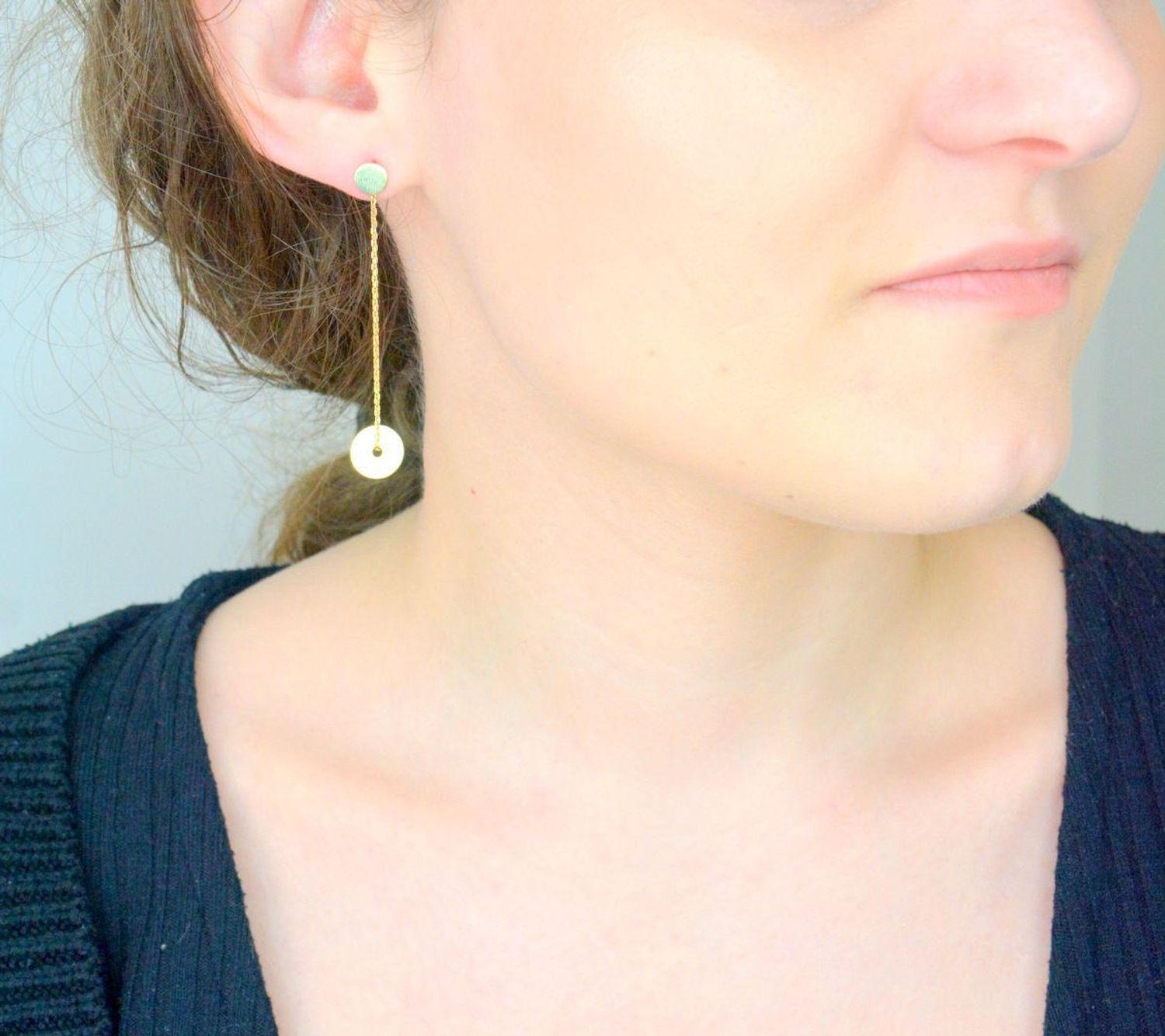 Kolczyki złote kółko z dziurką na łańcuszku złoto 585, DIA-KLC-1223-585. Złote kolczyki mają kształt dwóch kółeczek, które po założeniu na ucho optycznie wydłużają ucho. Kolor ten idealnie1.jpg