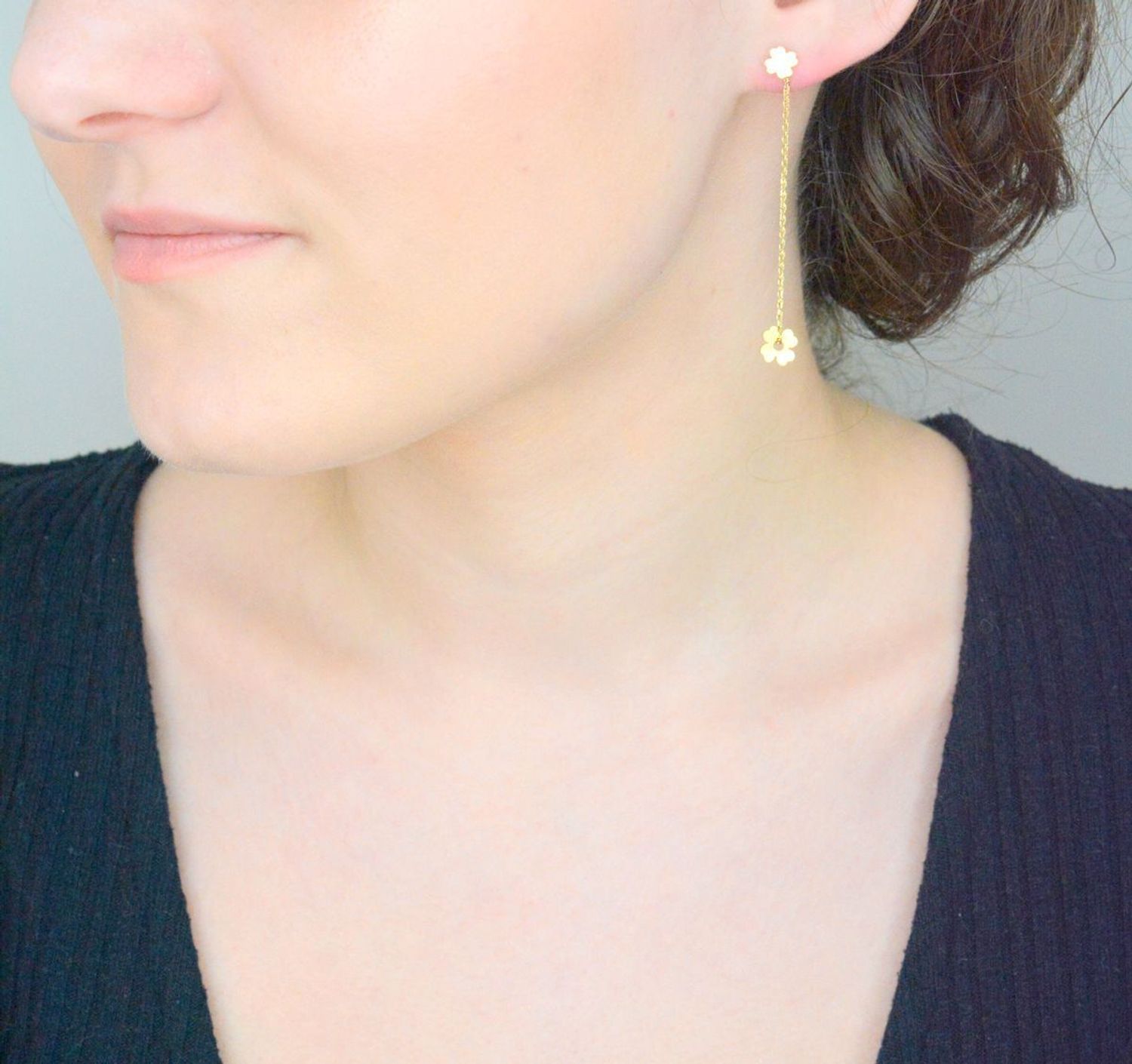 Kolczyki złote damska koniczynka na łańcuszku 585, DIA-KLC-1224-585. Wiszące kolczyki złote zachwycają swoim wyglądem poprzez ozdobne koniczynki. Kolczyki mają kształt koniczynki, które po 1.jpg