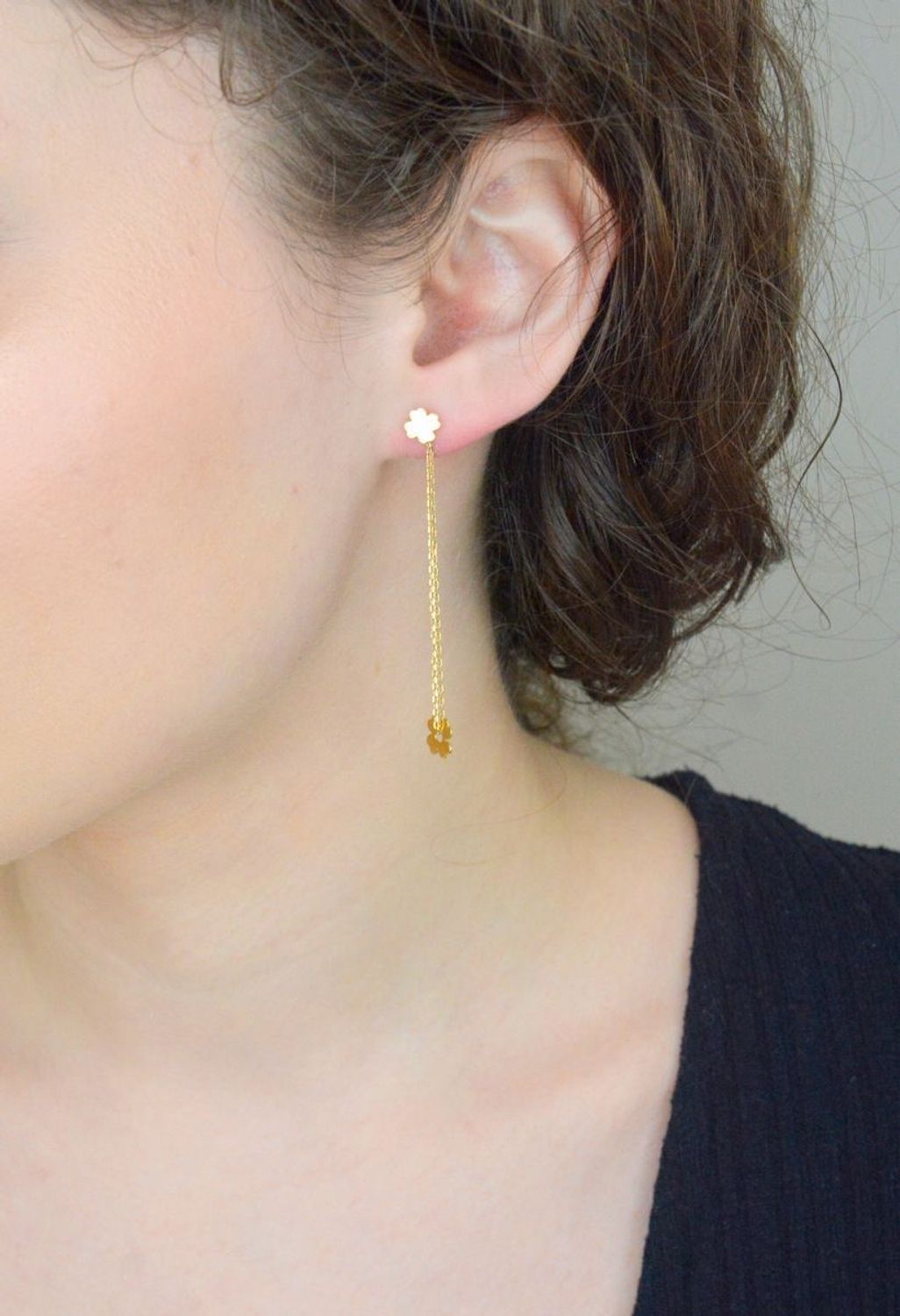 Kolczyki złote damska koniczynka na łańcuszku 585, DIA-KLC-1224-585. Wiszące kolczyki złote zachwycają swoim wyglądem poprzez ozdobne koniczynki. Kolczyki mają kształt koniczynki, które po 1.jpg