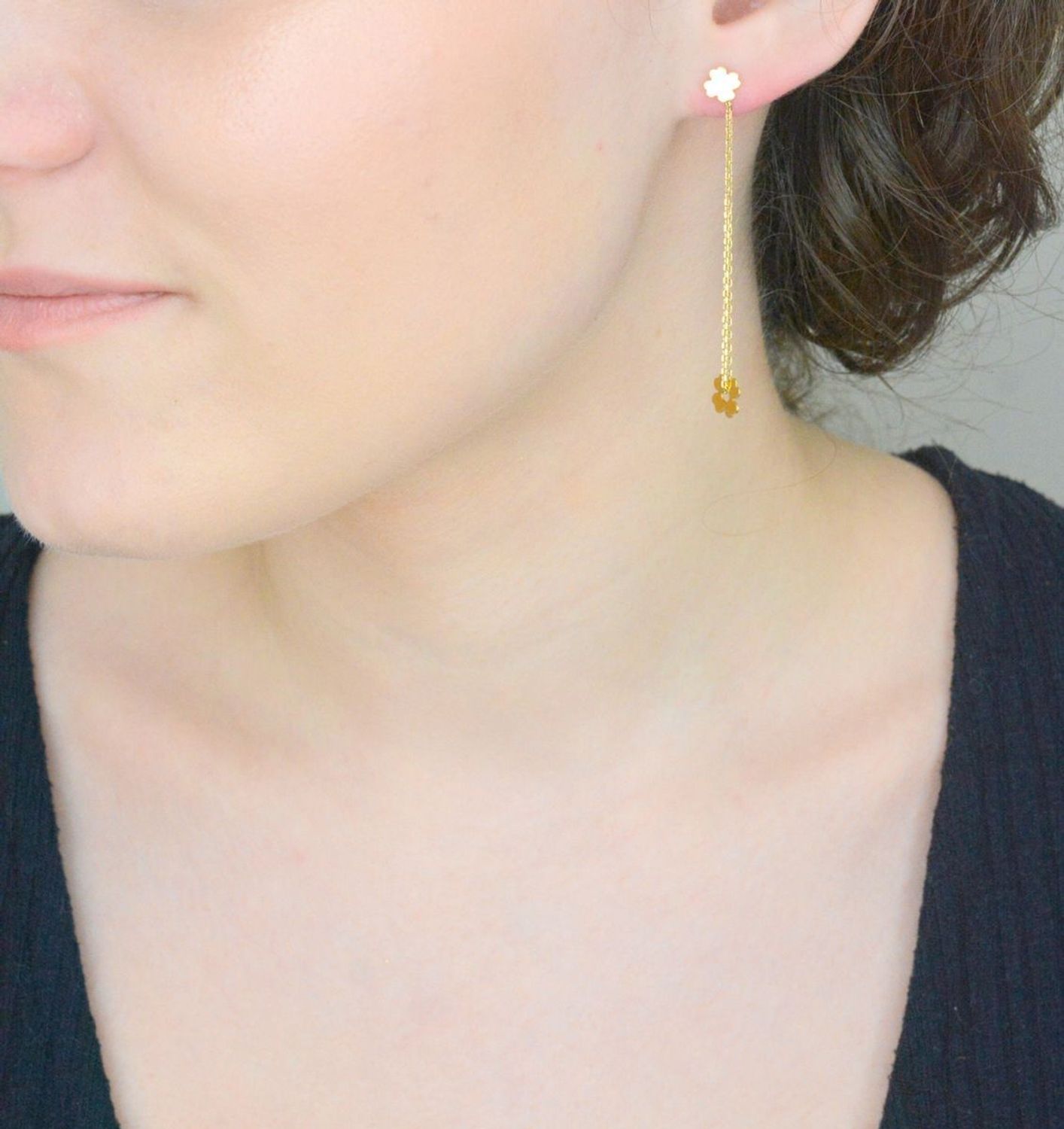 Kolczyki złote damska koniczynka na łańcuszku 585, DIA-KLC-1224-585. Wiszące kolczyki złote zachwycają swoim wyglądem poprzez ozdobne koniczynki. Kolczyki mają kształt koniczynki, które po 1.jpg