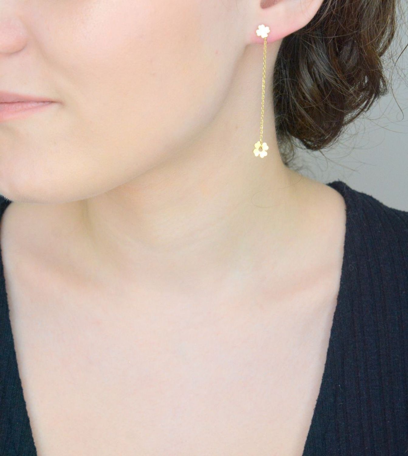 Kolczyki złote damska koniczynka na łańcuszku 585, DIA-KLC-1224-585. Wiszące kolczyki złote zachwycają swoim wyglądem poprzez ozdobne koniczynki. Kolczyki mają kształt koniczynki, które po 1.jpg