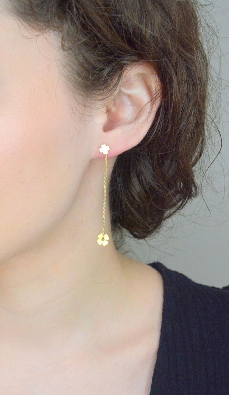 Kolczyki złote damska koniczynka na łańcuszku 585, DIA-KLC-1224-585. Wiszące kolczyki złote zachwycają swoim wyglądem poprzez ozdobne koniczynki. Kolczyki mają kształt koniczynki, które po 1.jpg