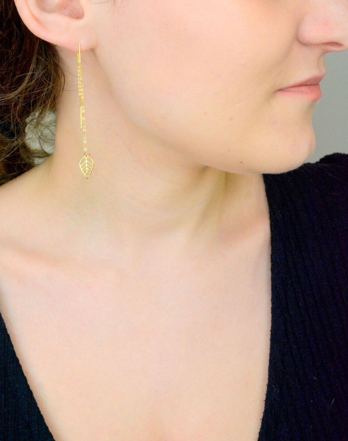 Kolczyki złote na łańcuszku listki 585, DIA-KLC-1225-585. Eleganckie, złote kolczyki przeciągany łańcuszek z zawieszką w kształcie listka. Przeciągane przez ucho kolczyki to prosty i piękny 1.jpg