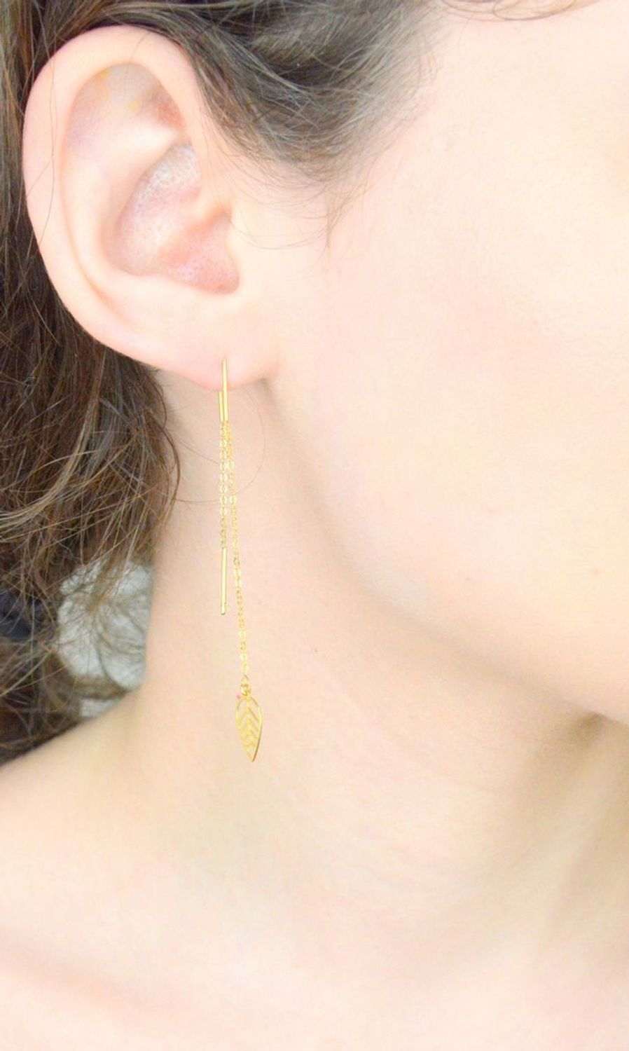Kolczyki złote na łańcuszku listki 585, DIA-KLC-1225-585. Eleganckie, złote kolczyki przeciągany łańcuszek z zawieszką w kształcie listka. Przeciągane przez ucho kolczyki to prosty i piękny 1.jpg
