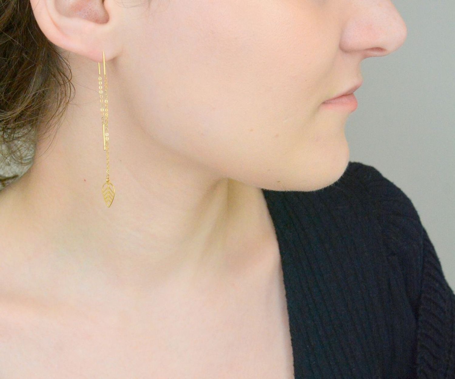 Kolczyki złote na łańcuszku listki 585, DIA-KLC-1225-585. Eleganckie, złote kolczyki przeciągany łańcuszek z zawieszką w kształcie listka. Przeciągane przez ucho kolczyki to prosty i piękny 1.jpg