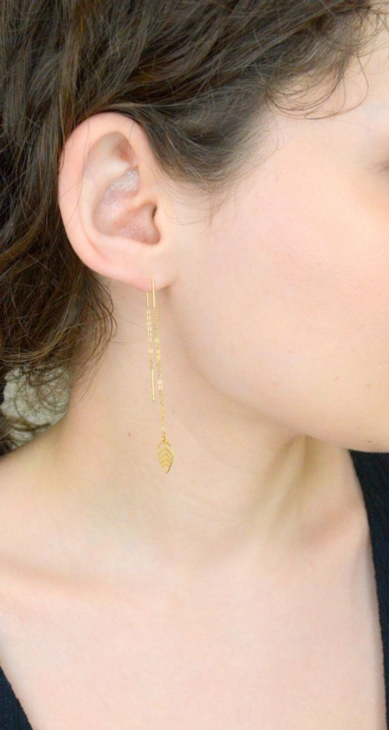 Kolczyki złote na łańcuszku listki 585, DIA-KLC-1225-585. Eleganckie, złote kolczyki przeciągany łańcuszek z zawieszką w kształcie listka. Przeciągane przez ucho kolczyki to prosty i piękny 1.jpg