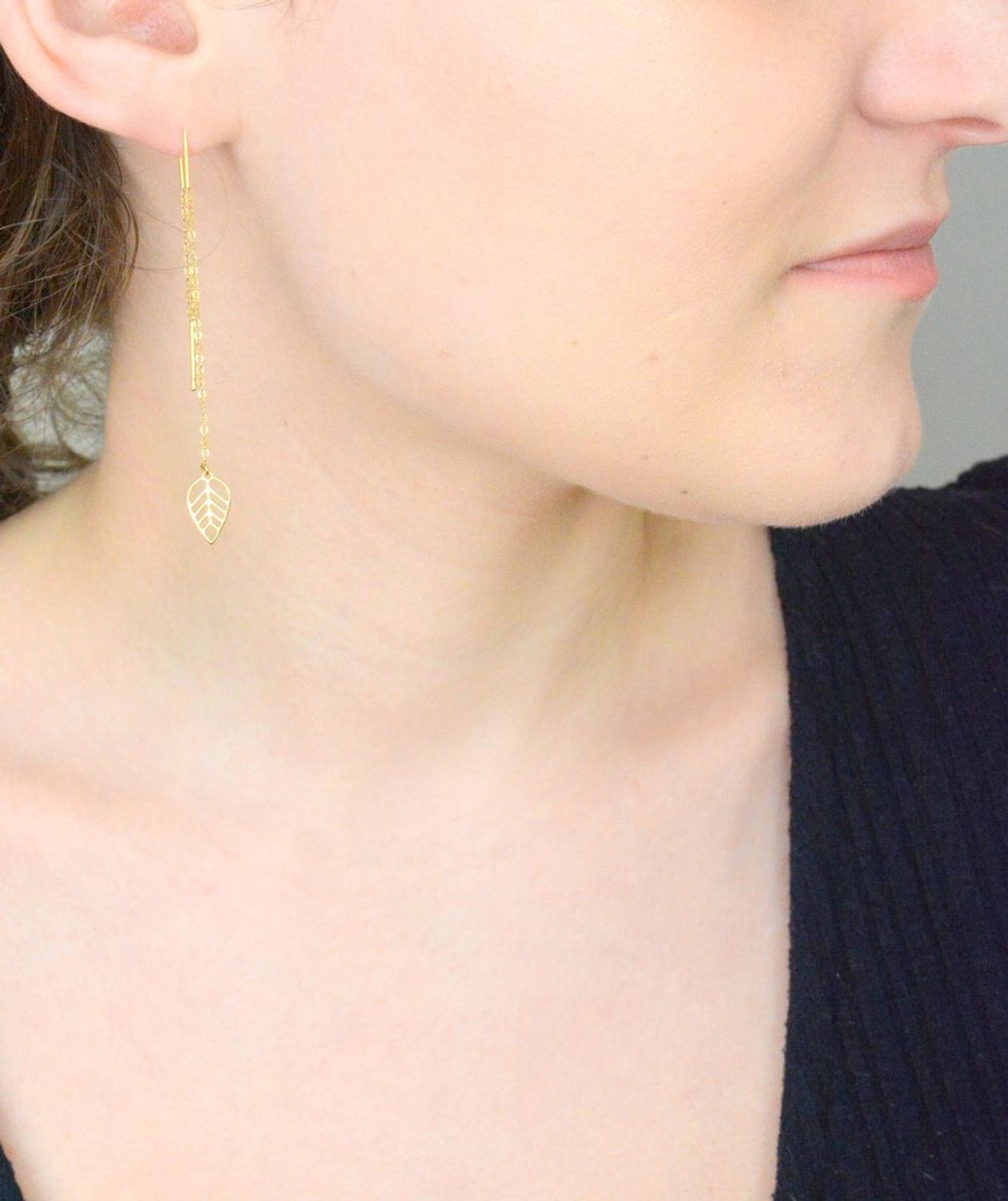 Kolczyki złote na łańcuszku listki 585, DIA-KLC-1225-585. Eleganckie, złote kolczyki przeciągany łańcuszek z zawieszką w kształcie listka. Przeciągane przez ucho kolczyki to prosty i piękny 1.jpg