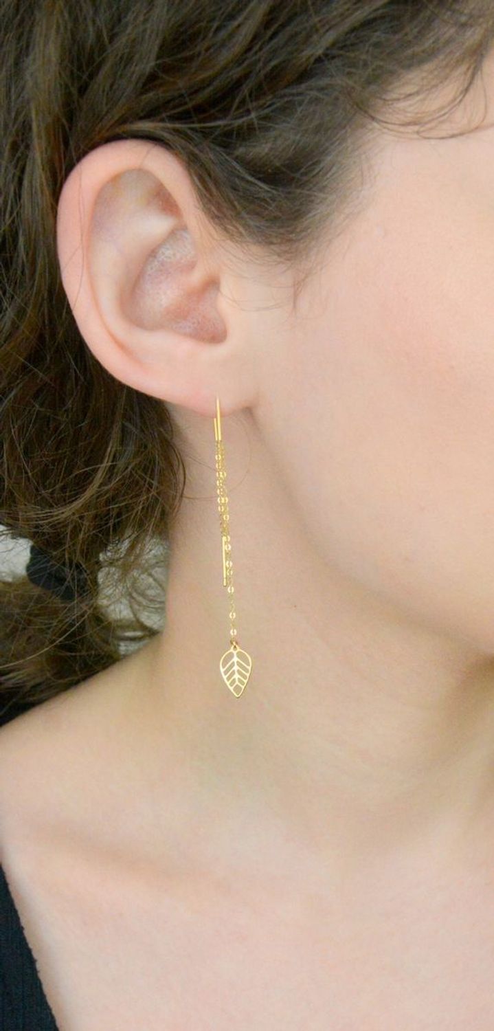 Kolczyki złote na łańcuszku listki 585, DIA-KLC-1225-585. Eleganckie, złote kolczyki przeciągany łańcuszek z zawieszką w kształcie listka. Przeciągane przez ucho kolczyki to prosty i piękny 1.jpg