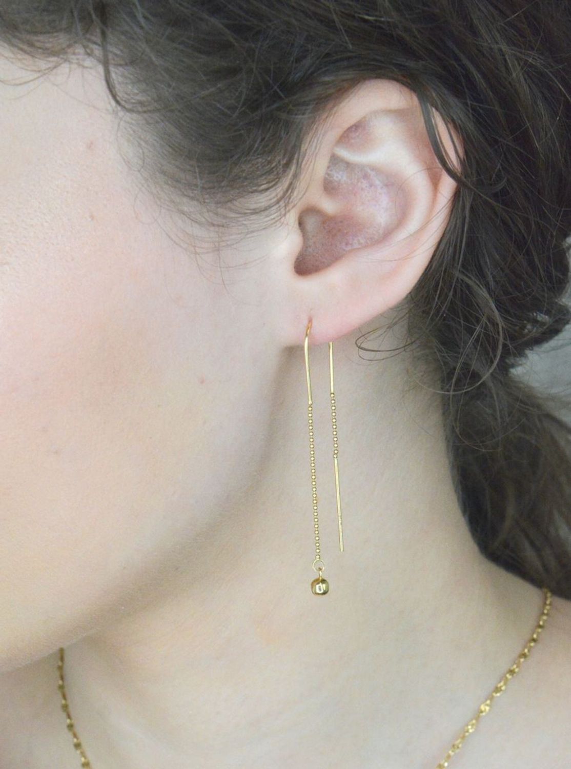 Kolczyki złote przeciągane łańcuszek z kulką próba 585 DIA-KLC-1226-585. Kolczyki wiszące złote. Kolczyki złote łańcuszki. Kolczyki złote przeciągane. Złote kolczyki dla kobiety. Kolczyki 1.jpg