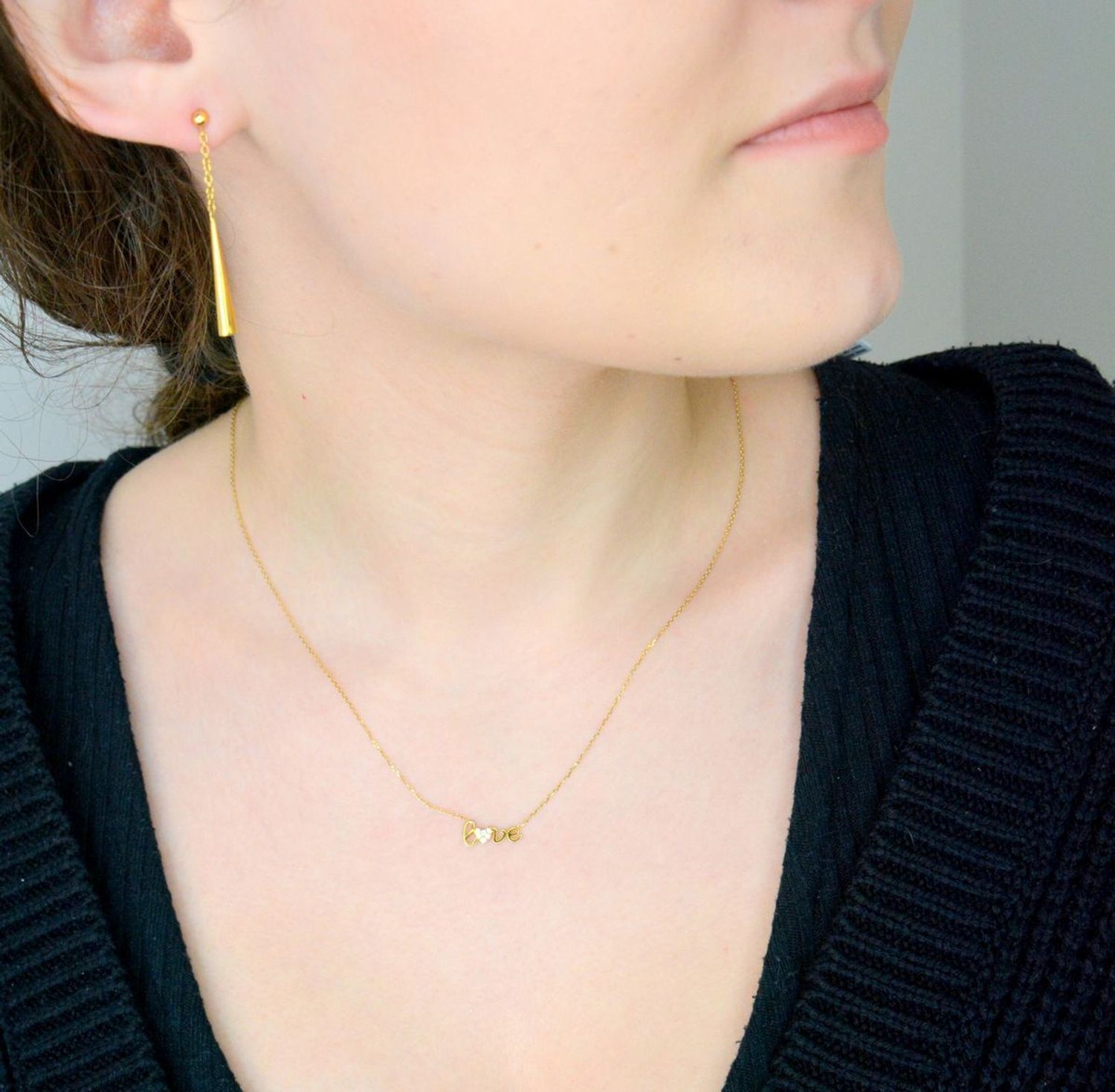 Złote kolczyki wiszące Apart długa tuba na łańcuszku z kulką 585DIA-KLC-1227-585. Złote kolczyki o gładkiej powierzchni. Kunsztownie wykonane złotych kolczyków to idealny prezent dla każdej 1.jpg