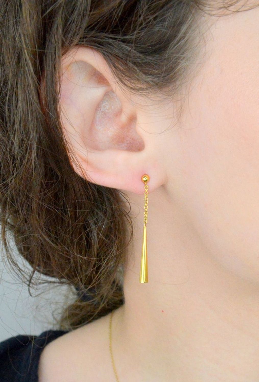 Złote kolczyki wiszące Apart długa tuba na łańcuszku z kulką 585DIA-KLC-1227-585. Złote kolczyki o gładkiej powierzchni. Kunsztownie wykonane złotych kolczyków to idealny prezent dla każdej 1.jpg