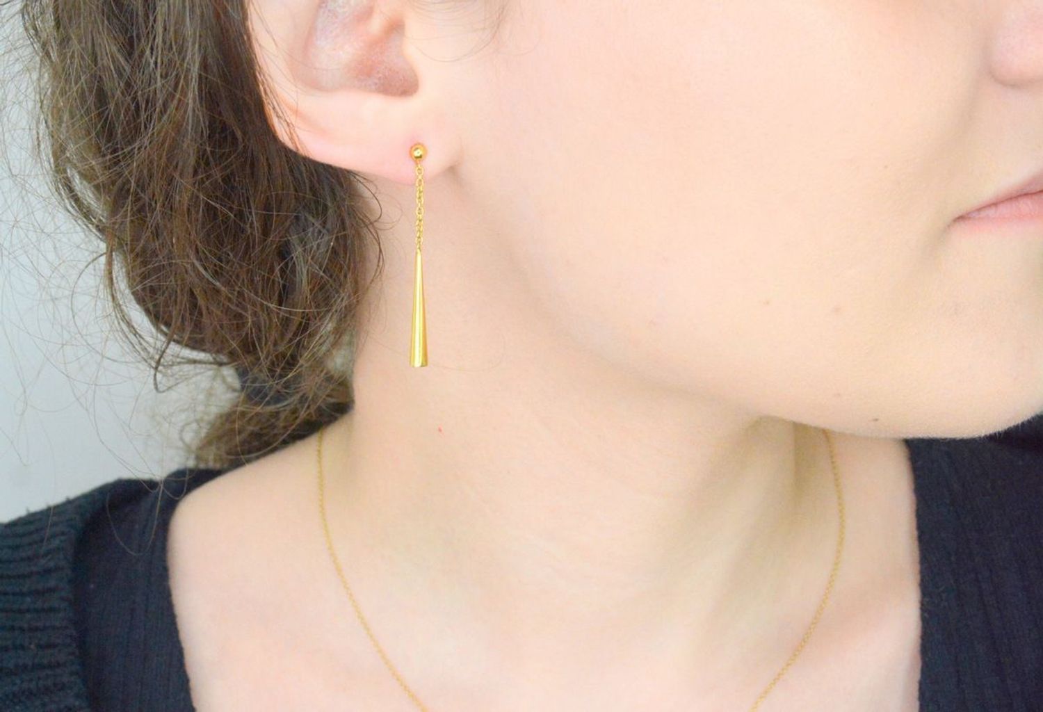 Złote kolczyki wiszące Apart długa tuba na łańcuszku z kulką 585DIA-KLC-1227-585. Złote kolczyki o gładkiej powierzchni. Kunsztownie wykonane złotych kolczyków to idealny prezent dla każdej 1.jpg