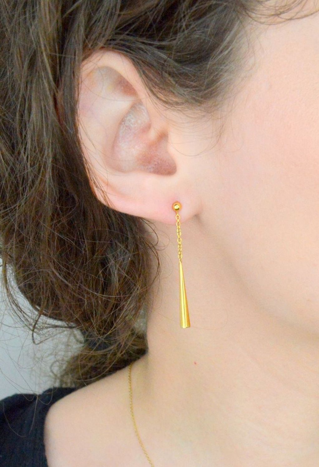 Złote kolczyki wiszące Apart długa tuba na łańcuszku z kulką 585DIA-KLC-1227-585. Złote kolczyki o gładkiej powierzchni. Kunsztownie wykonane złotych kolczyków to idealny prezent dla każdej 1.jpg