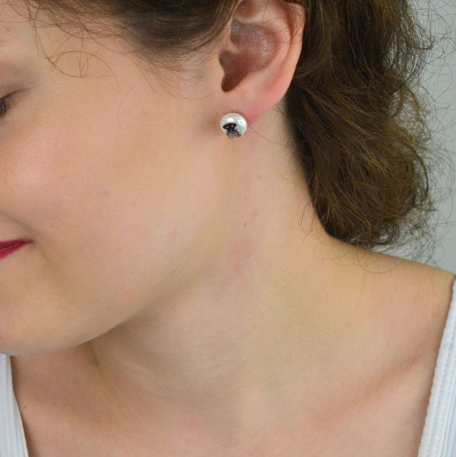 Kolczyki damskie stalowe z syntetyczną perełką i misiem. Zapięcie na sztyft, wielkość 1,0 cm. Model DIA-KLC-12306-STAL – urocza biżuteria na co dzień i na prezent.1.jpg