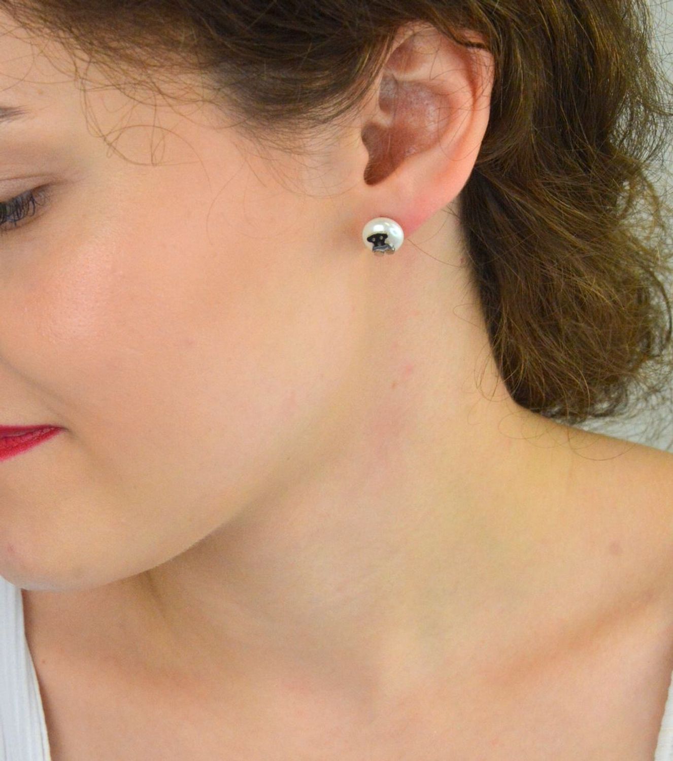 Kolczyki damskie stalowe z syntetyczną perełką i misiem. Zapięcie na sztyft, wielkość 1,0 cm. Model DIA-KLC-12306-STAL – urocza biżuteria na co dzień i na prezent.1.jpg