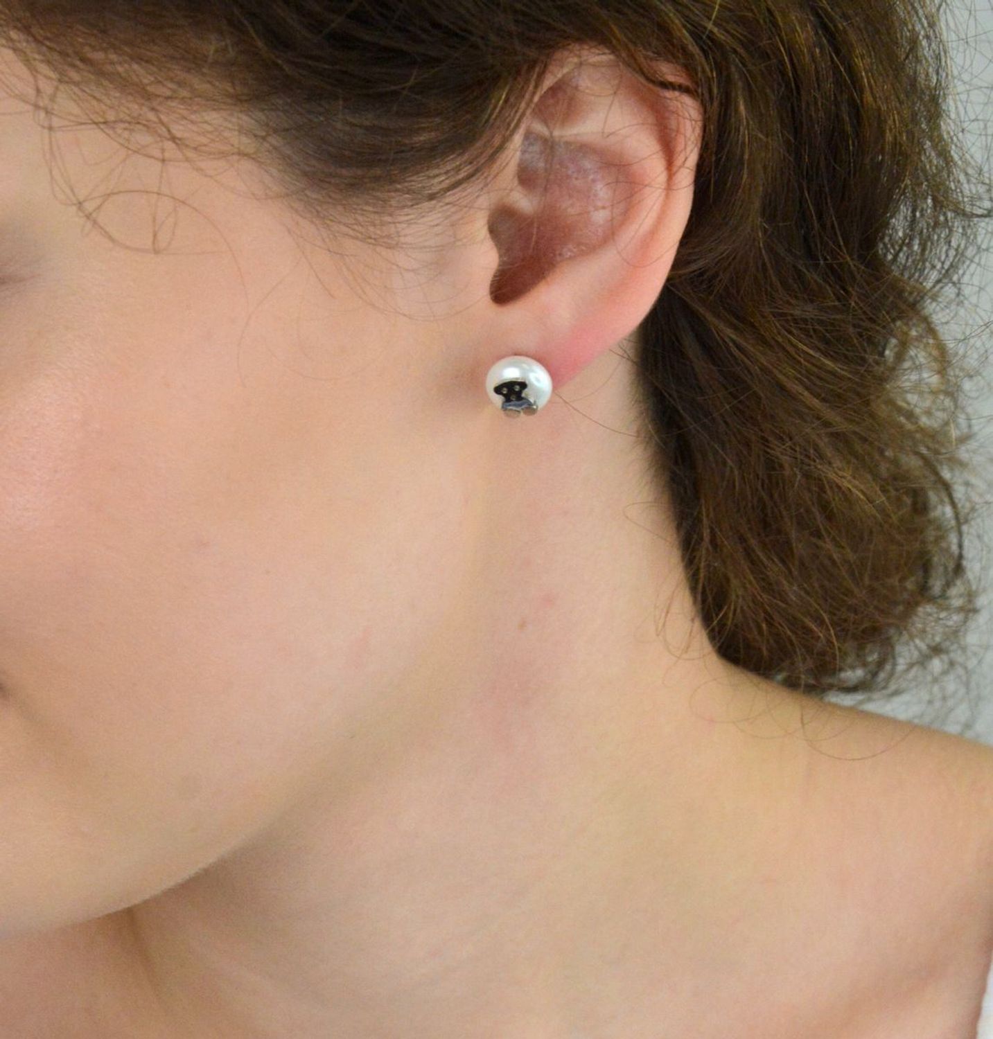 Kolczyki damskie stalowe z syntetyczną perełką i misiem. Zapięcie na sztyft, wielkość 1,0 cm. Model DIA-KLC-12306-STAL – urocza biżuteria na co dzień i na prezent.1.jpg