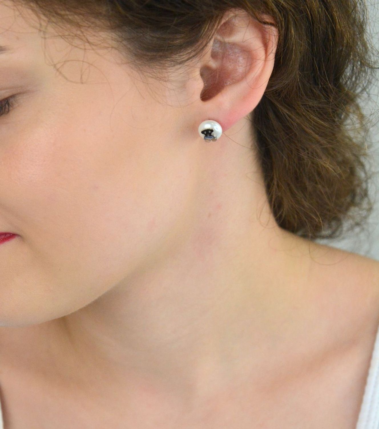 Kolczyki damskie stalowe z syntetyczną perełką i misiem. Zapięcie na sztyft, wielkość 1,0 cm. Model DIA-KLC-12306-STAL – urocza biżuteria na co dzień i na prezent.1.jpg