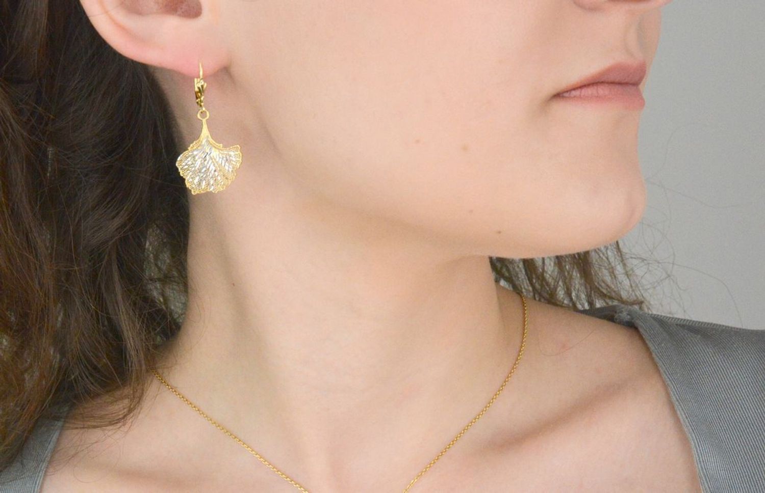 Kolczyki srebrne pozłacane liście próba 925, DIA-KLC-12370-925 Srebrne kolczyki zostały wykonane z najwyższej jakości srebra próby 925. Kolczyki wiszące, klasyczne ozdobione pozłacanym liściem..jpg