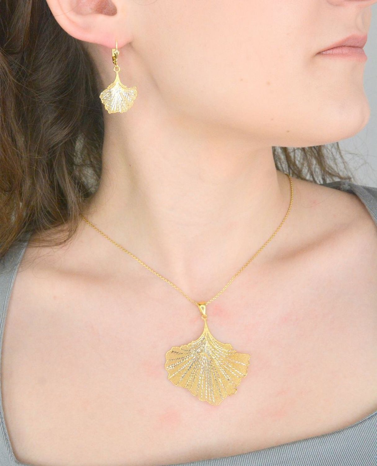 Kolczyki srebrne pozłacane liście próba 925, DIA-KLC-12370-925 Srebrne kolczyki zostały wykonane z najwyższej jakości srebra próby 925. Kolczyki wiszące, klasyczne ozdobione pozłacanym liściem..jpg