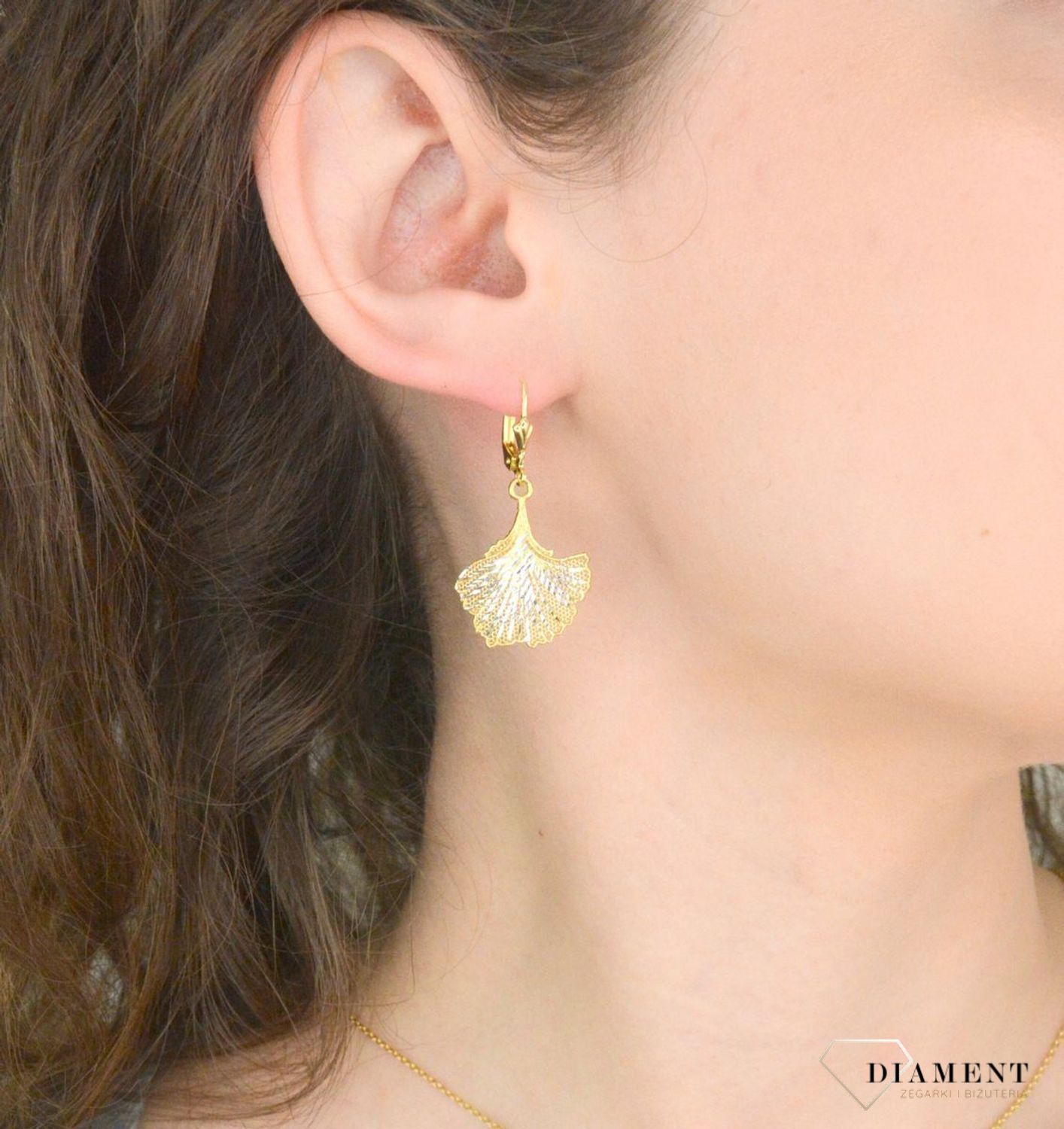Kolczyki srebrne pozłacane liście próba 925, DIA-KLC-12370-925 Srebrne kolczyki zostały wykonane z najwyższej jakości srebra próby 925. Kolczyki wiszące, klasyczne ozdobione pozłacanym liściem..jpg