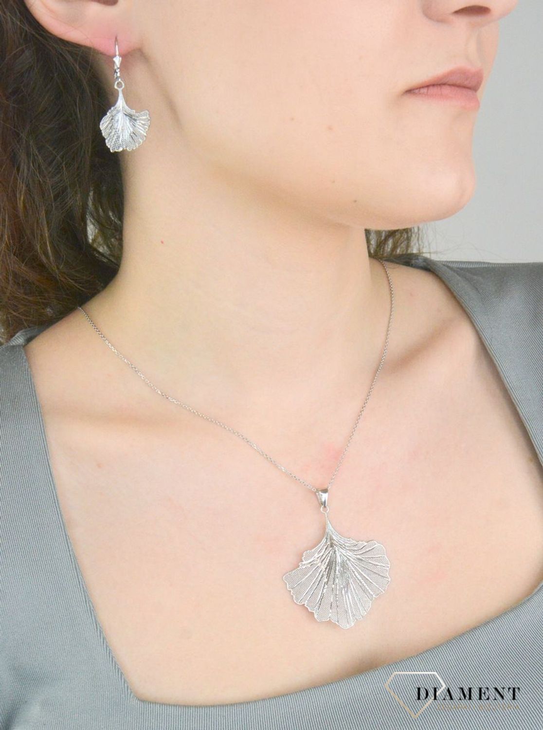 Kolczyki srebrne liście próba 925, DIA-KLC-12370-925 Srebrne kolczyki zostały wykonane z najwyższej jakości srebra próby 925. Kolczyki wiszące, klasyczne ozdobione liściem. Idealny prezen1.jpg