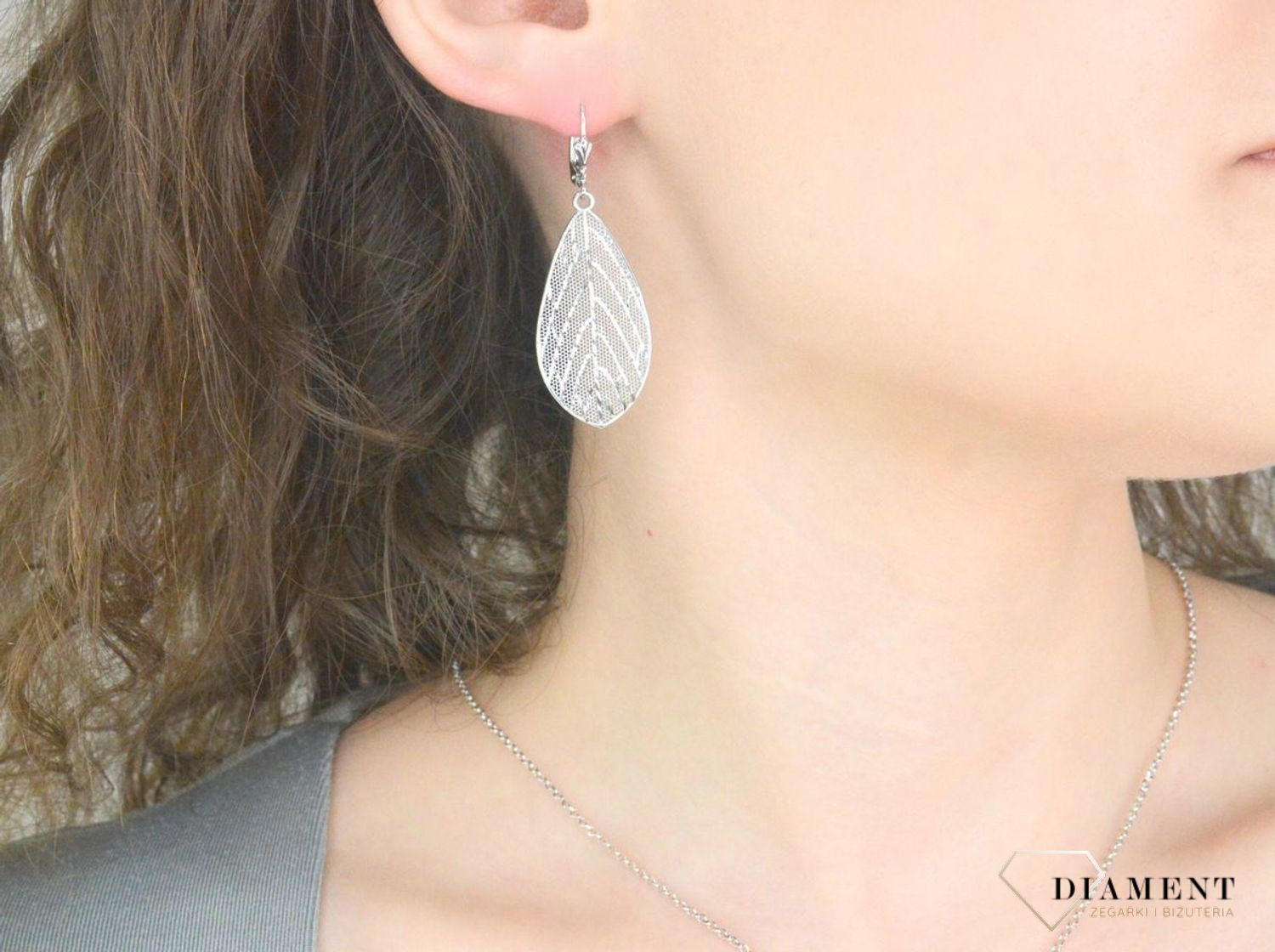 Kolczyki srebrne wiszące próba 925, liść DIA-KLC-12372-925 Srebrne kolczyki zostały wykonane z najwyższej jakości srebra próby 925. Kolczyki wiszące, klasyczne ozdobione liściem. Idealny prezent dla każdej kobiety..jpg