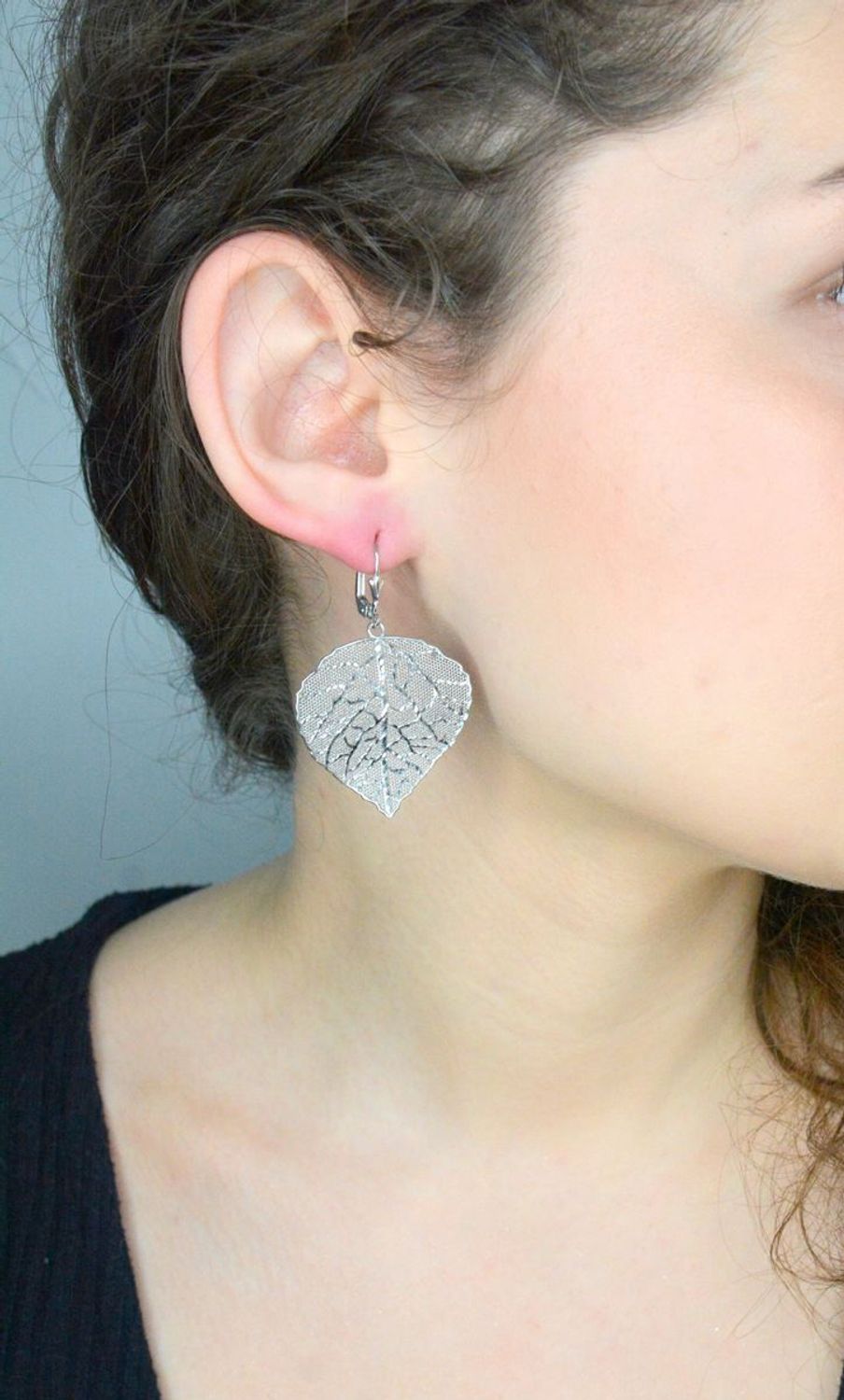 Srebrne kolczyki damskie 925 wiszące liście z siateczki.jpg