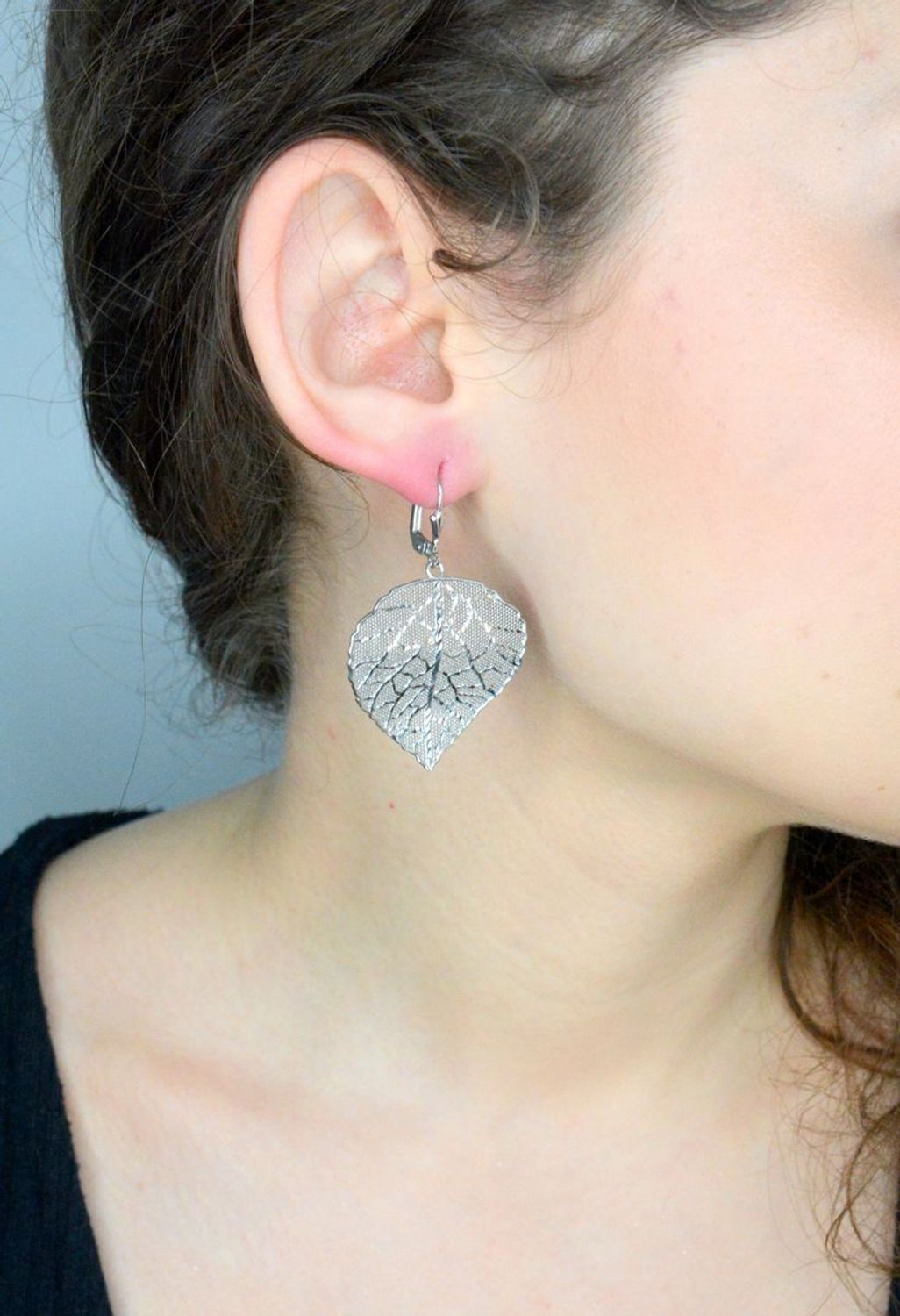 Srebrne kolczyki damskie 925 wiszące liście z siateczki.jpg