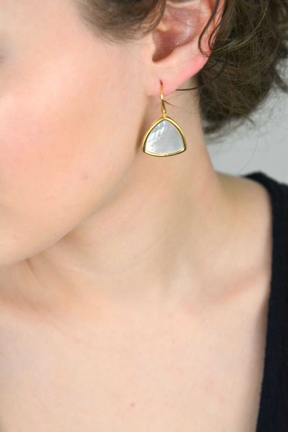 Pozłacane kolczyki z masą perłową i zaokrąglonymi trójkątami 🔺 Pozłacane kolczyki z masą perłową 🔺✨  Srebro 925, dł. 3,5 cm  DIA-KLC-12374-925, eleganckie i wygodne. Doskonałe na wyjątkowe okazj.jpg