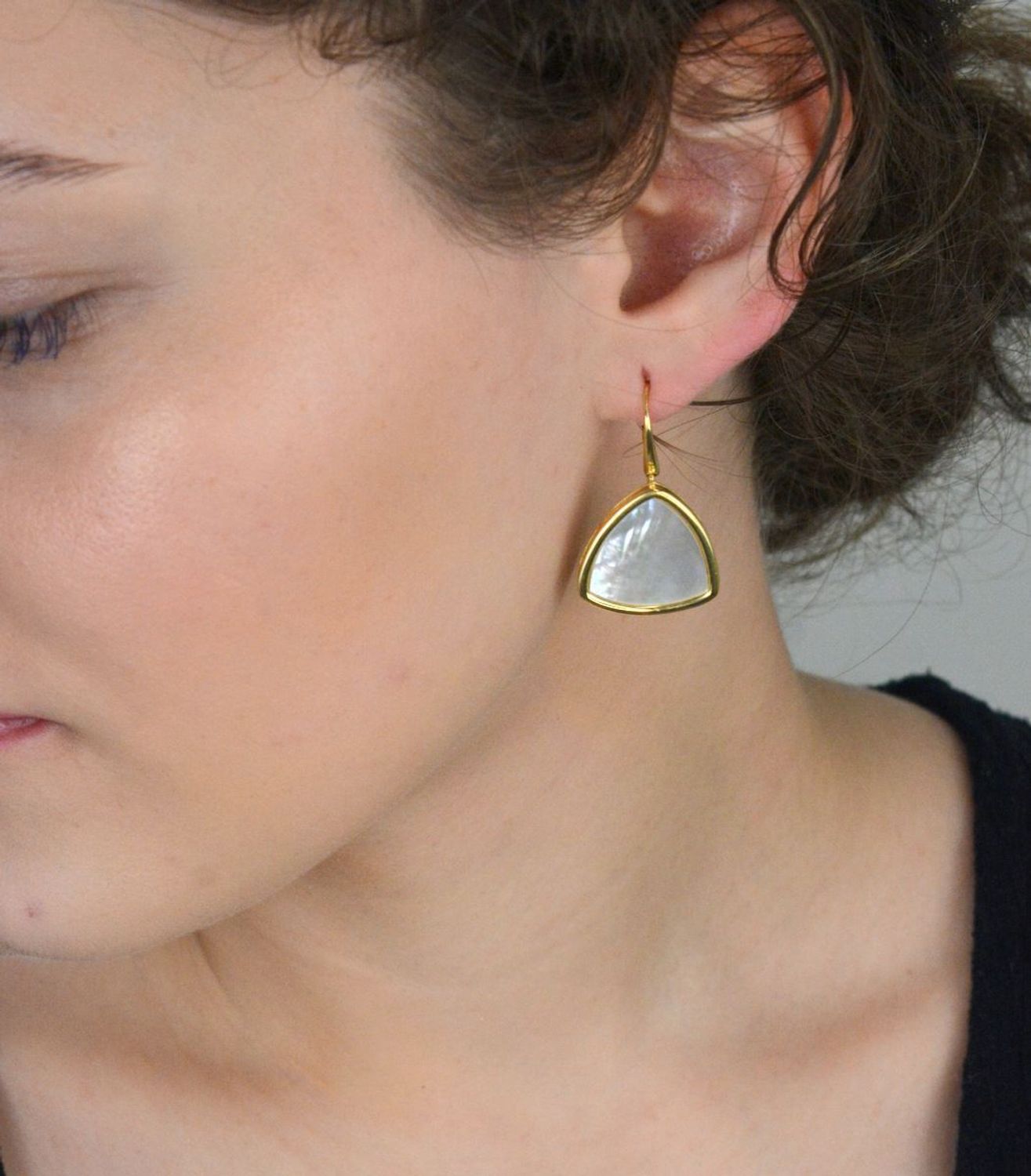 Pozłacane kolczyki z masą perłową i zaokrąglonymi trójkątami 🔺 Pozłacane kolczyki z masą perłową 🔺✨  Srebro 925, dł. 3,5 cm  DIA-KLC-12374-925, eleganckie i wygodne. Doskonałe na wyjątkowe okazj.jpg