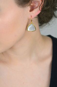 Pozłacane kolczyki z masą perłową i zaokrąglonymi trójkątami 🔺 Pozłacane kolczyki z masą perłową 🔺✨  Srebro 925, dł. 3,5 cm  DIA-KLC-12374-925, eleganckie i wygodne. Doskonałe na wyjątkowe okazje (1).JPG