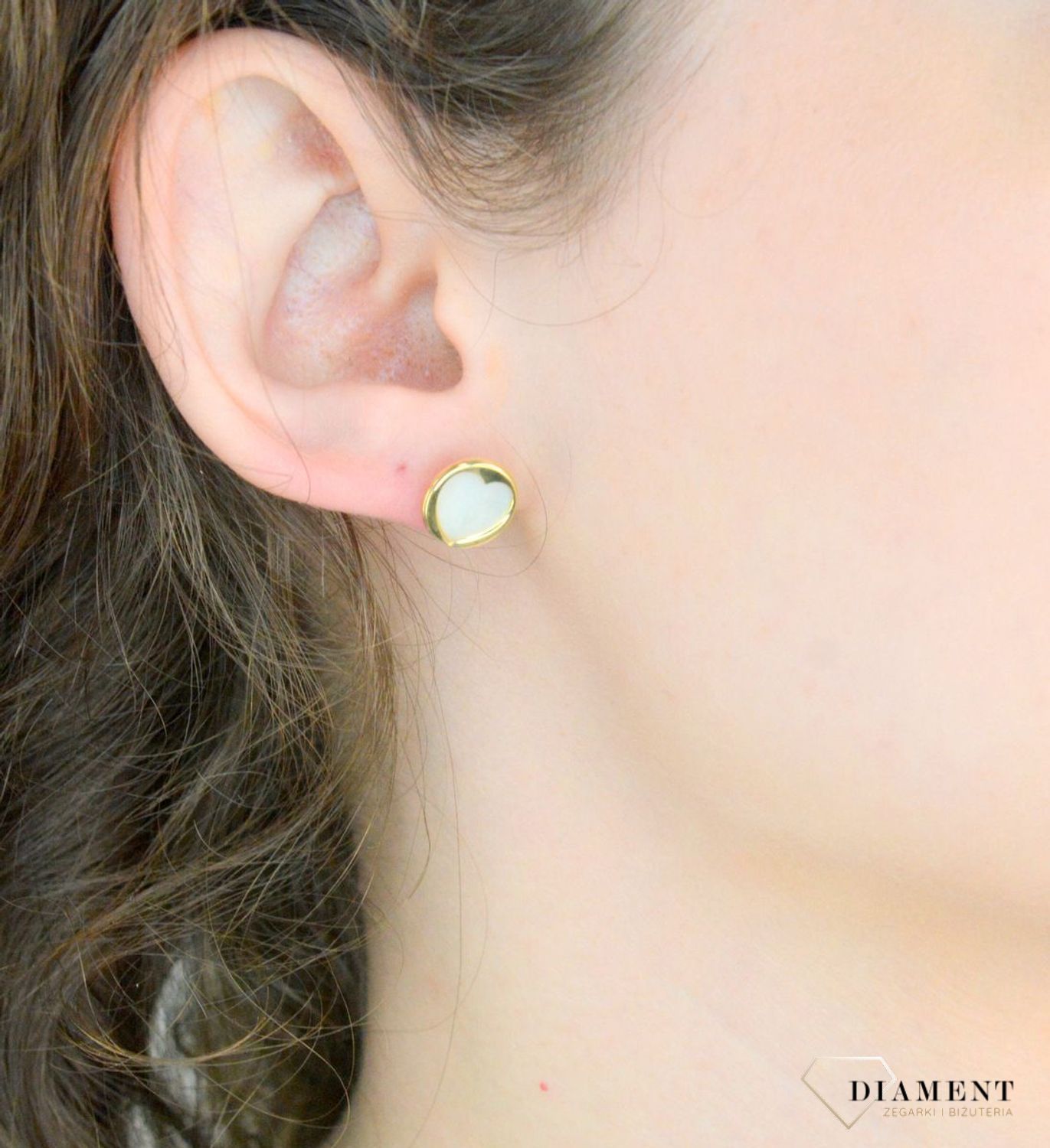 Kolczyki srebrne masa perłowa pr 925, DIA-KLC-12378-925 Srebrne kolczyki zostały wykonane z najwyższej jakości srebra próby 925, ozdobione masą perłowa z motywem serca. Idealny prezent dla każdej kobiety.1.jpg