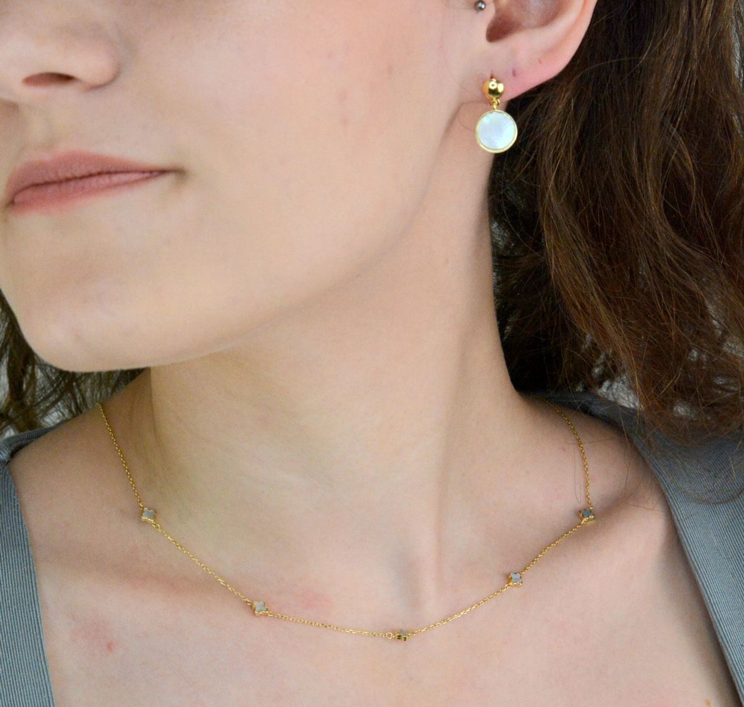 Kolczyki srebrne wiszące z masą perłową pr 925, DIA-KLC-12379-925 Srebrne kolczyki wiszące z masą perłową, zostały wykonane z najwyższej jakości srebra próby 925. Idealny prezent dla każdej kobiety1.jpg