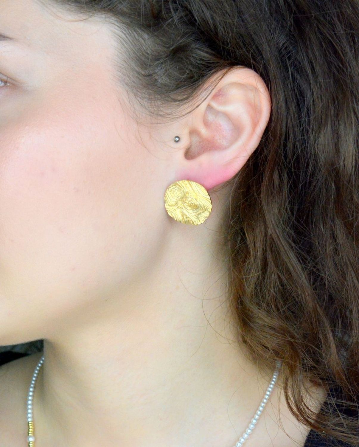 Srebrne kolczyki damskie piaskowane pokryte złotem na sztyft.jpg