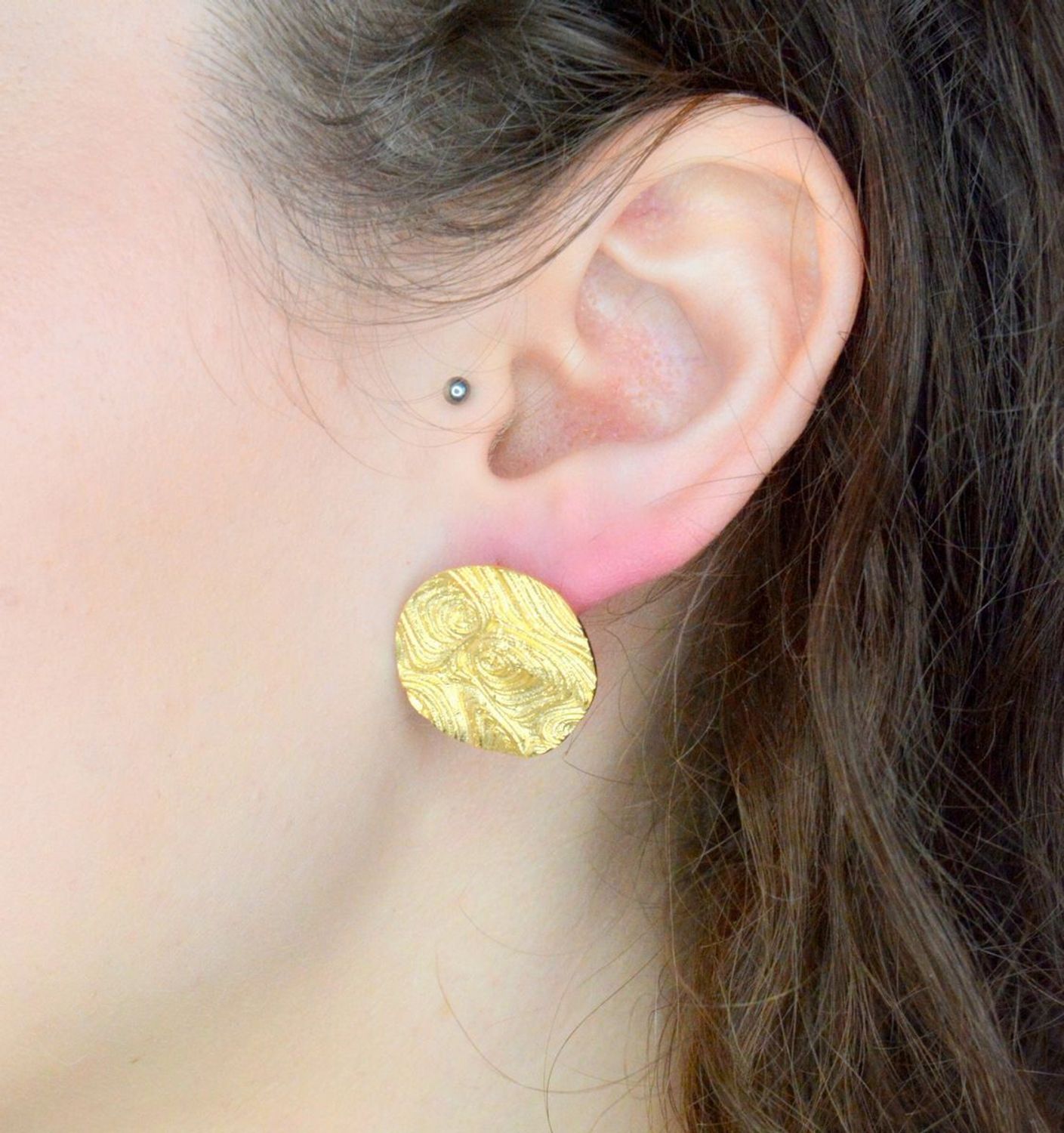 Srebrne kolczyki damskie piaskowane pokryte złotem na sztyft.jpg