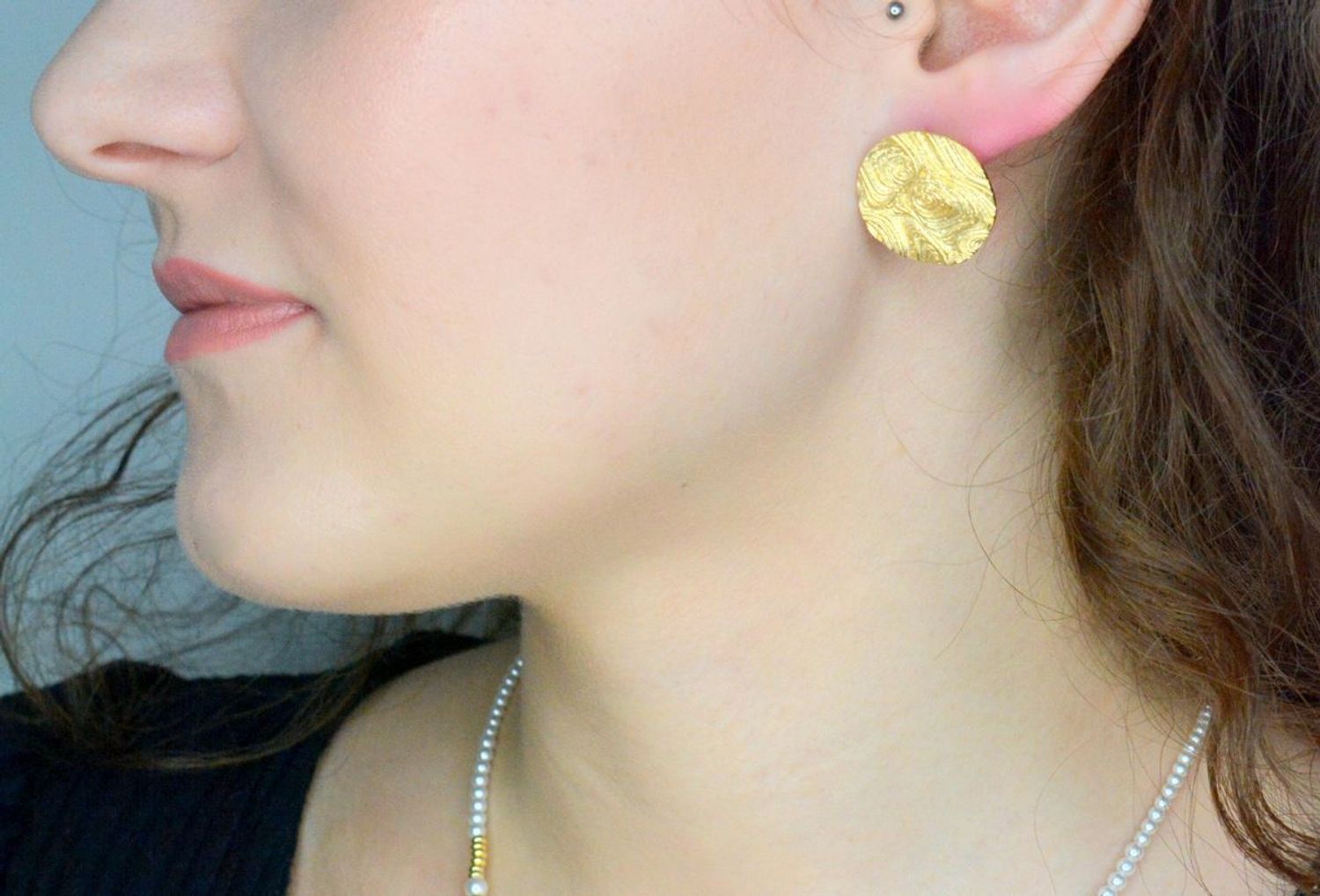 Srebrne kolczyki damskie piaskowane pokryte złotem na sztyft.jpg