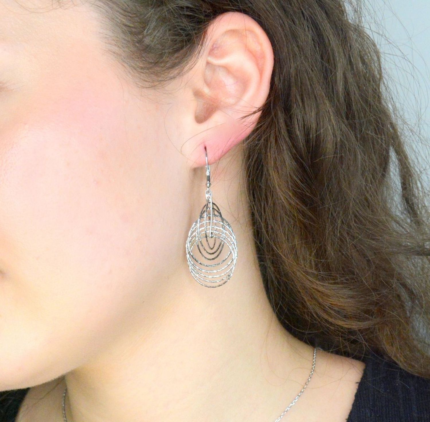 Srebrne kolczyki damskie 925 efektowne wiszące kółka 3 D DIA-KLC-12397-925. Srebrne kolczyki damskie. Kolczyki srebrne angielskie. Srebrne kolczyki wiszące. Kolczyki srebrne na prezent. Kolczyki srebrne eleganckie.1.jpg