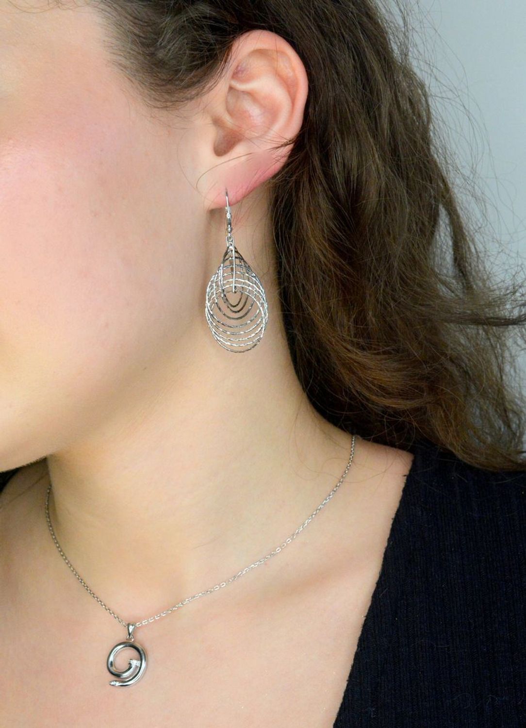 Srebrne kolczyki damskie 925 efektowne wiszące kółka 3 D DIA-KLC-12397-925. Srebrne kolczyki damskie. Kolczyki srebrne angielskie. Srebrne kolczyki wiszące. Kolczyki srebrne na prezent. Kolczyki srebrne eleganckie.1.jpg