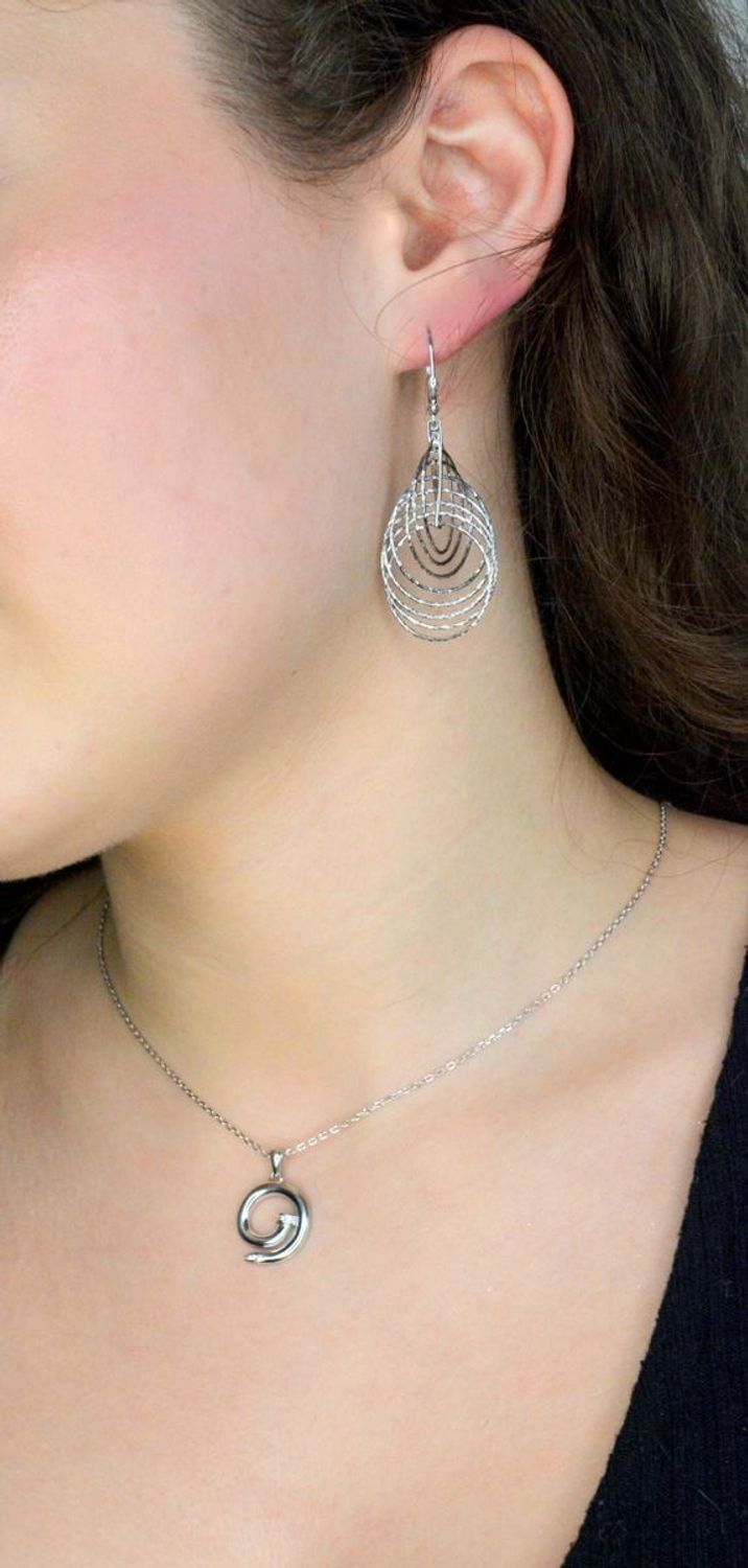 Srebrne kolczyki damskie 925 efektowne wiszące kółka 3 D DIA-KLC-12397-925. Srebrne kolczyki damskie. Kolczyki srebrne angielskie. Srebrne kolczyki wiszące. Kolczyki srebrne na prezent. Kolczyki srebrne eleganckie.1.jpg