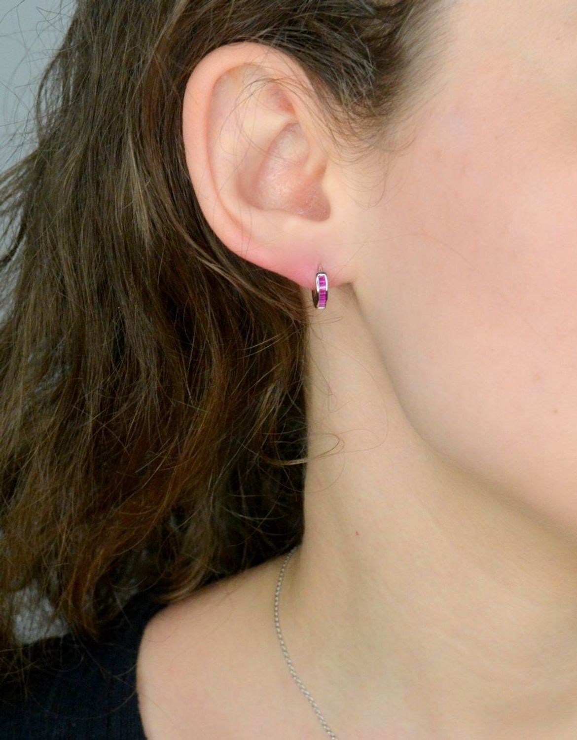 Srebrne kolczyki damskie 925 kółka na zatrzask z różowymi cyrkoniami  DIA-KLC-12399-925. Srebrne kolczyki damskie. Klasyczne srebrne kolczyki. Kolczyki kółka srebrne. Kolczyki dziecięce na prezent.1.jpg