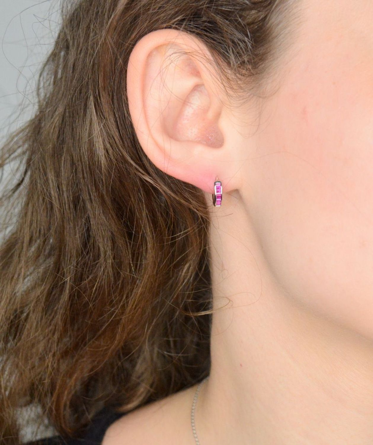 Srebrne kolczyki damskie 925 kółka na zatrzask z różowymi cyrkoniami  DIA-KLC-12399-925. Srebrne kolczyki damskie. Klasyczne srebrne kolczyki. Kolczyki kółka srebrne. Kolczyki dziecięce na prezent.1.jpg